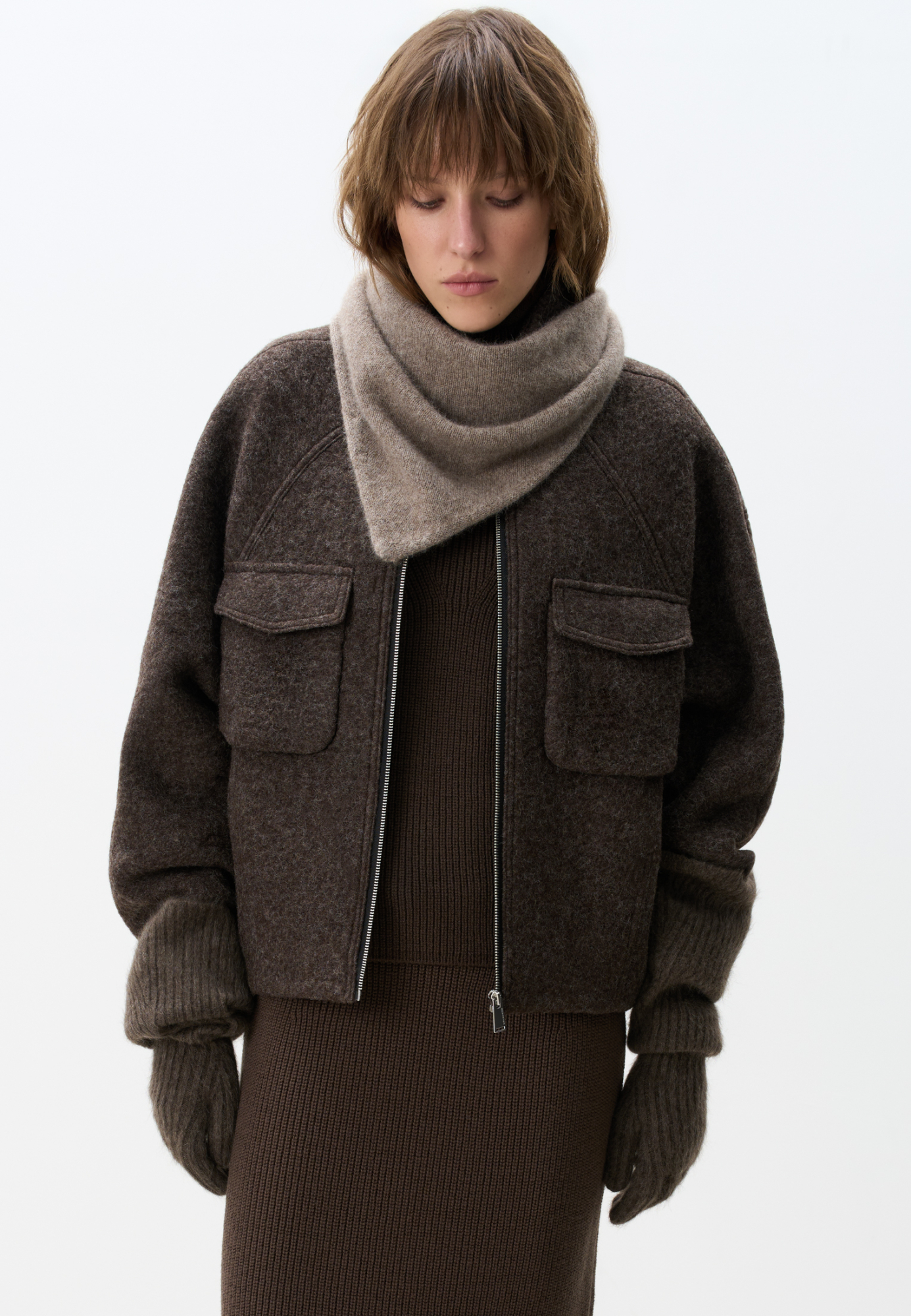 Шерстяная куртка на подкладке. Модель свободного силуэта со спущенной линией плеча, накладными карманами на груди и воротником-стойкой. Застежка на молнию.