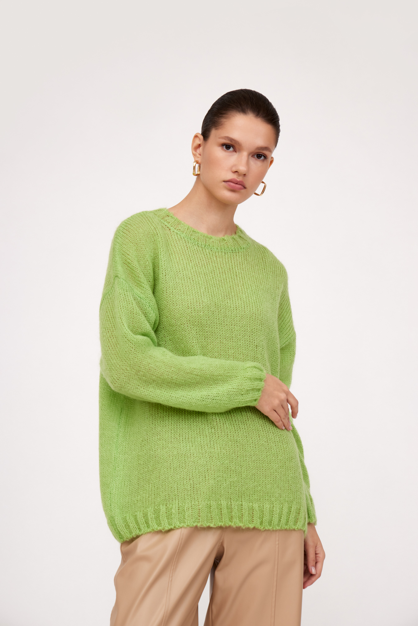 Трикотажный полупрозрачный джемпер из смесовой шерсти с добавлением мохера. Модель свободного силуэта со спущенной линией плеч и круглым вырезом горловины. Манжеты и низ изделия выполнены в широкий рубчик.