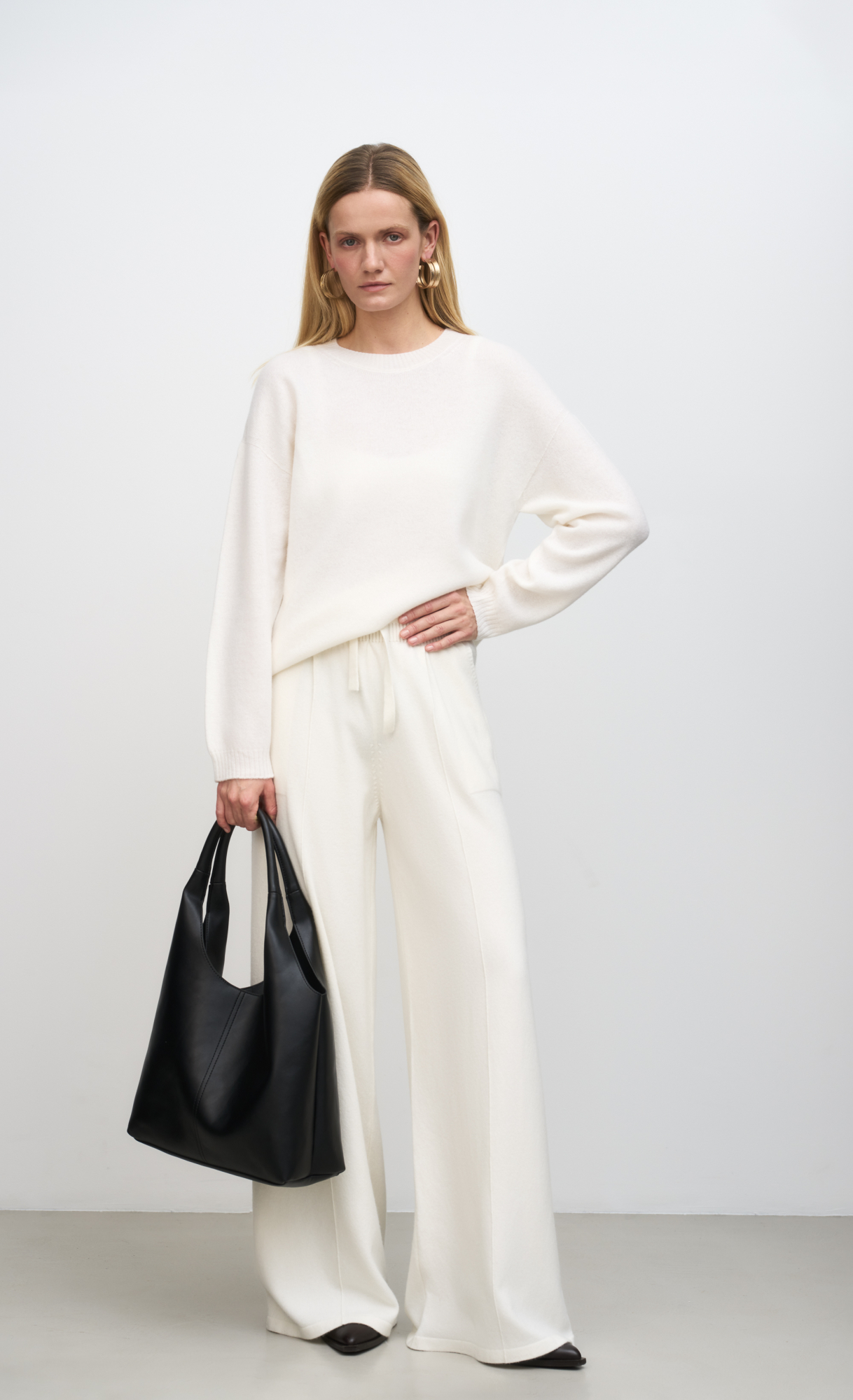 Трикотажный джемпер из 100% кашемира. Модель свободного силуэта со спущенной линией плеча и круглым вырезом горловины. Края изделия выполнены в рубчик.