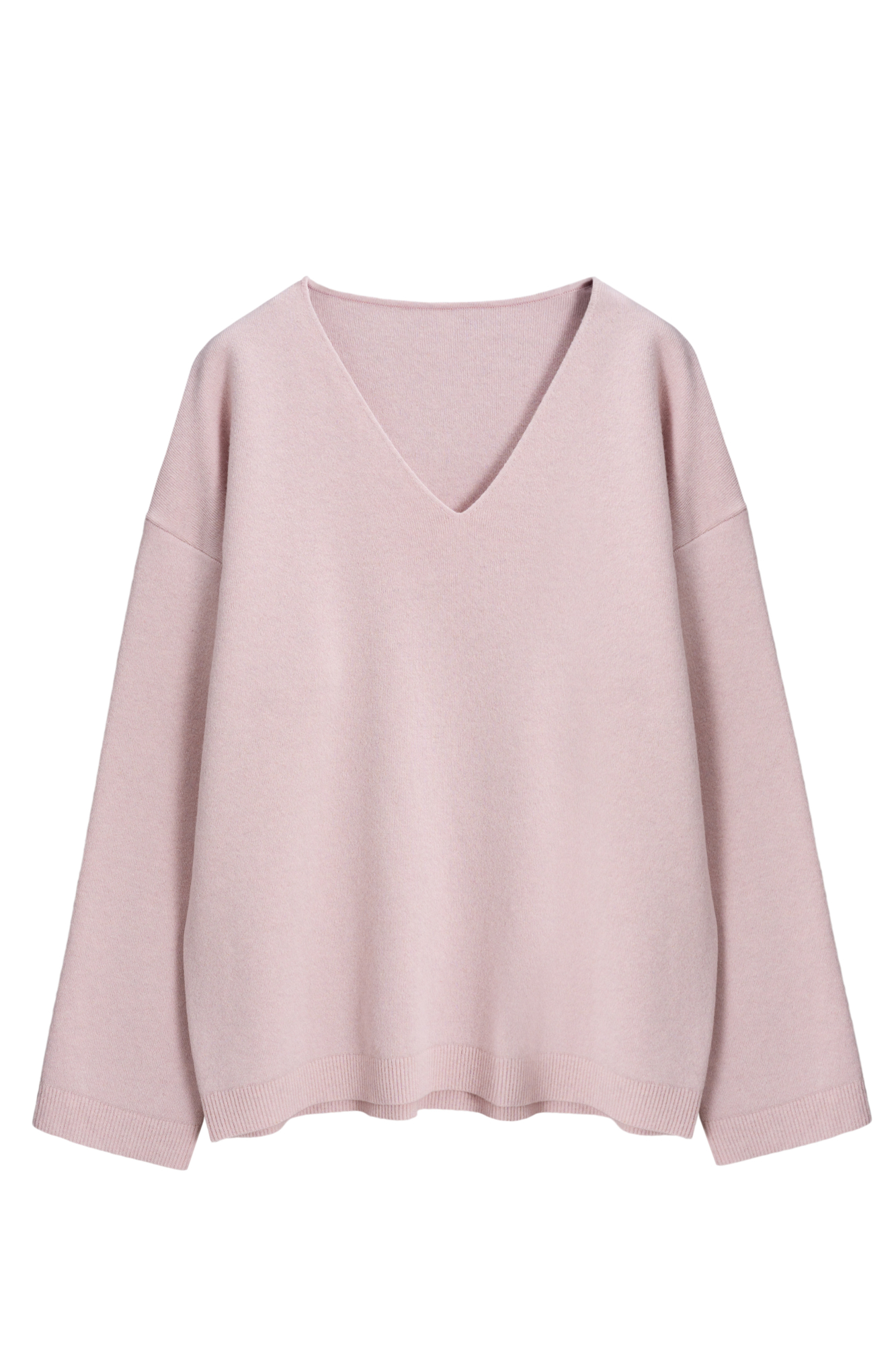 Трикотажный джемпер из шерсти с добавлением кашемира. Модель свободного силуэта со спущенной линией плеч и V-образным вырезом горловины. Манжеты рукавов и низ изделия выполнены в рубчик.