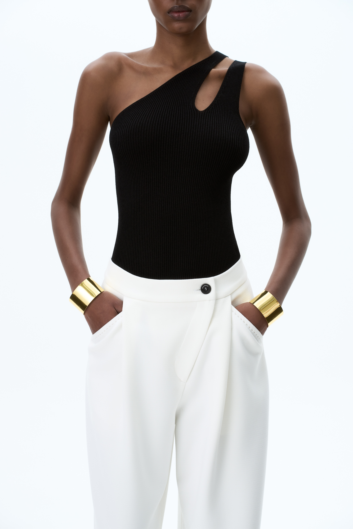 Трикотажный топ из вискозы в рубчик. Модель без рукавов, с двойной лямкой одно на плечо.