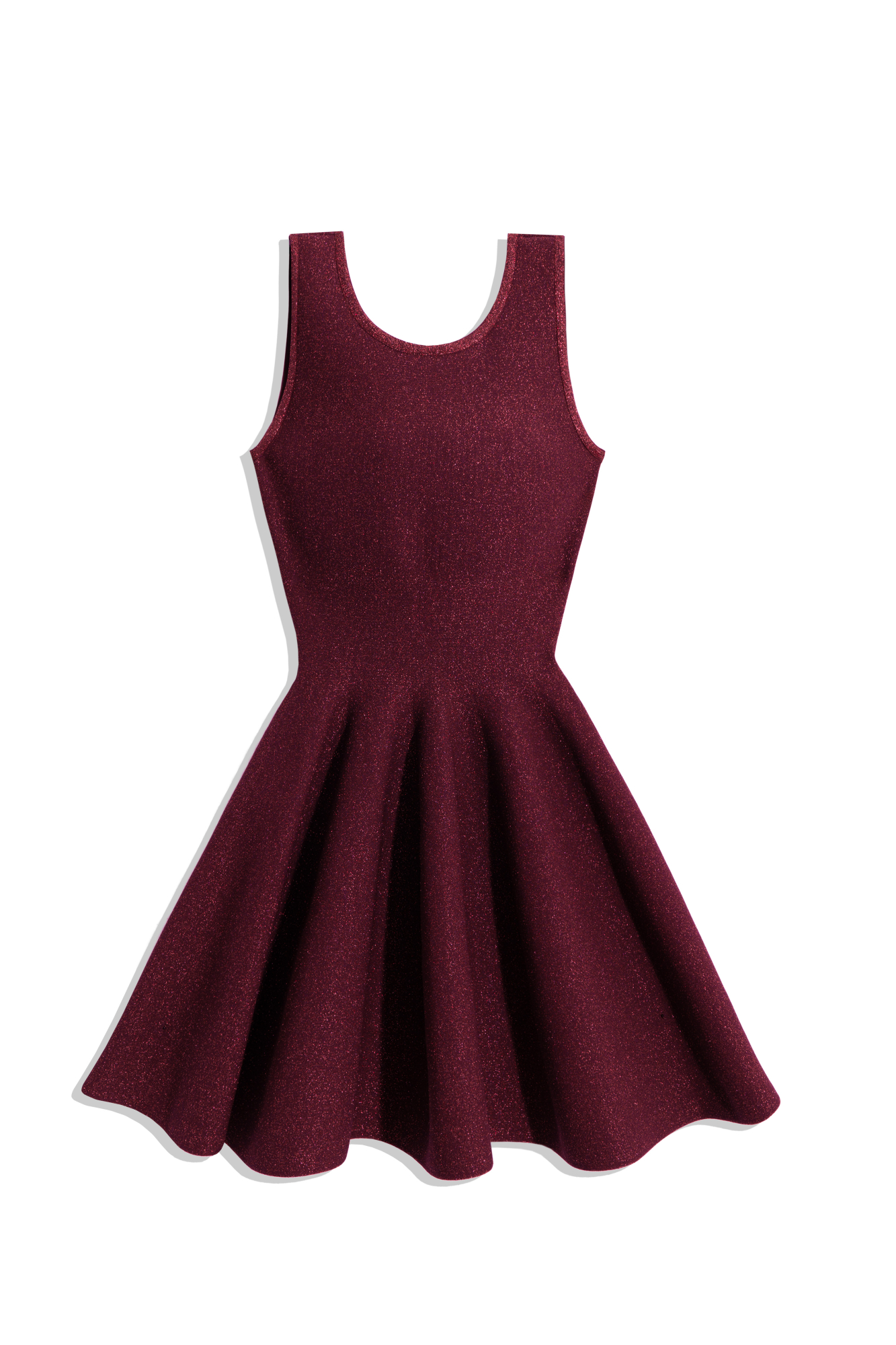 Трикотажное платье длины мини с люрексом. Модель по фигуре с юбкой, расклешенной от талии, без рукавов, на широких бретельках.