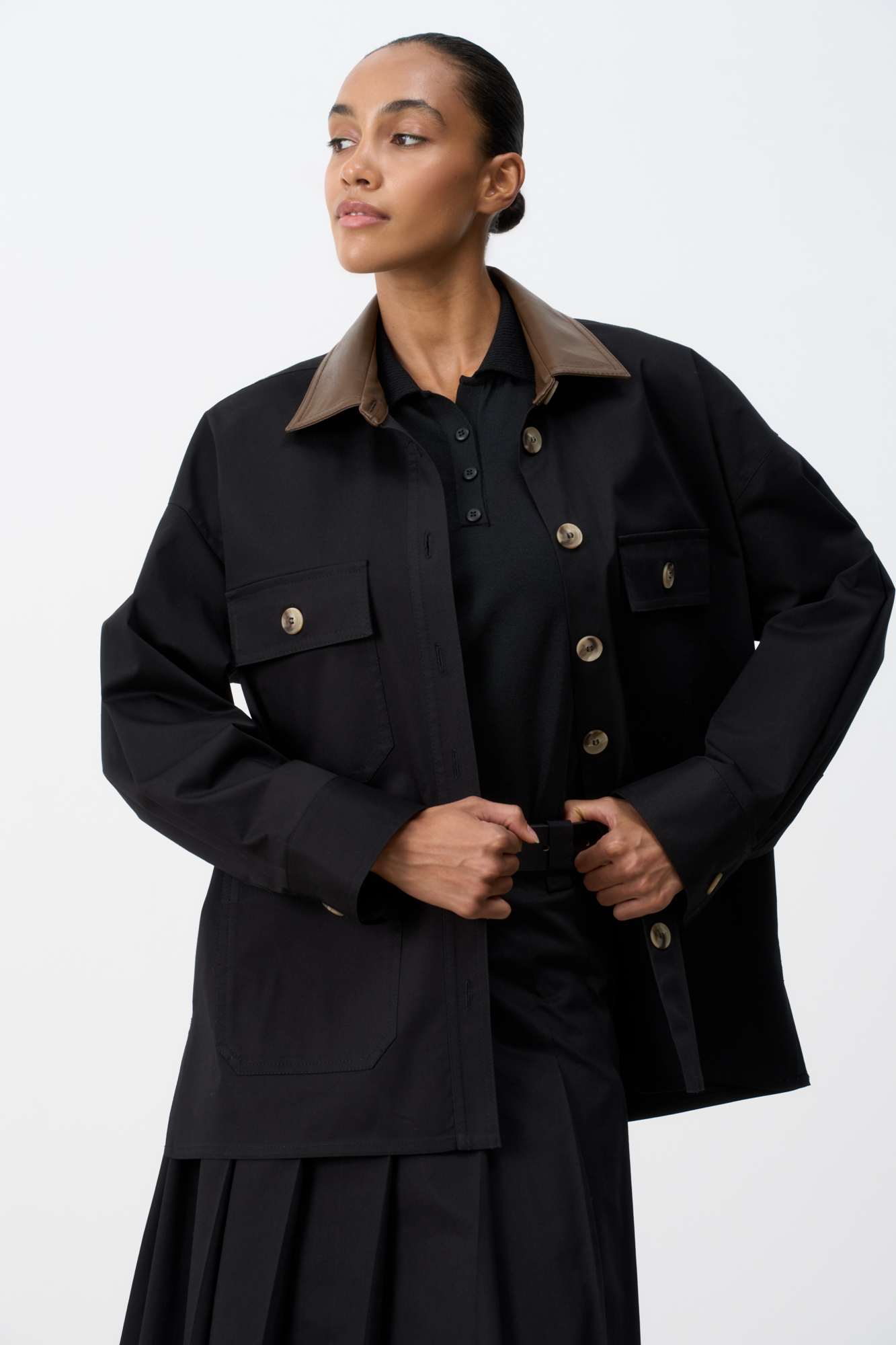 Куртка с накладными карманами. Модель свободного силуэта, воротник декорирован вставкой из экокожи. Ткань с водоотталкивающим тефлоновым напылением. Дополнить образ можно юбкой в таком же стиле.