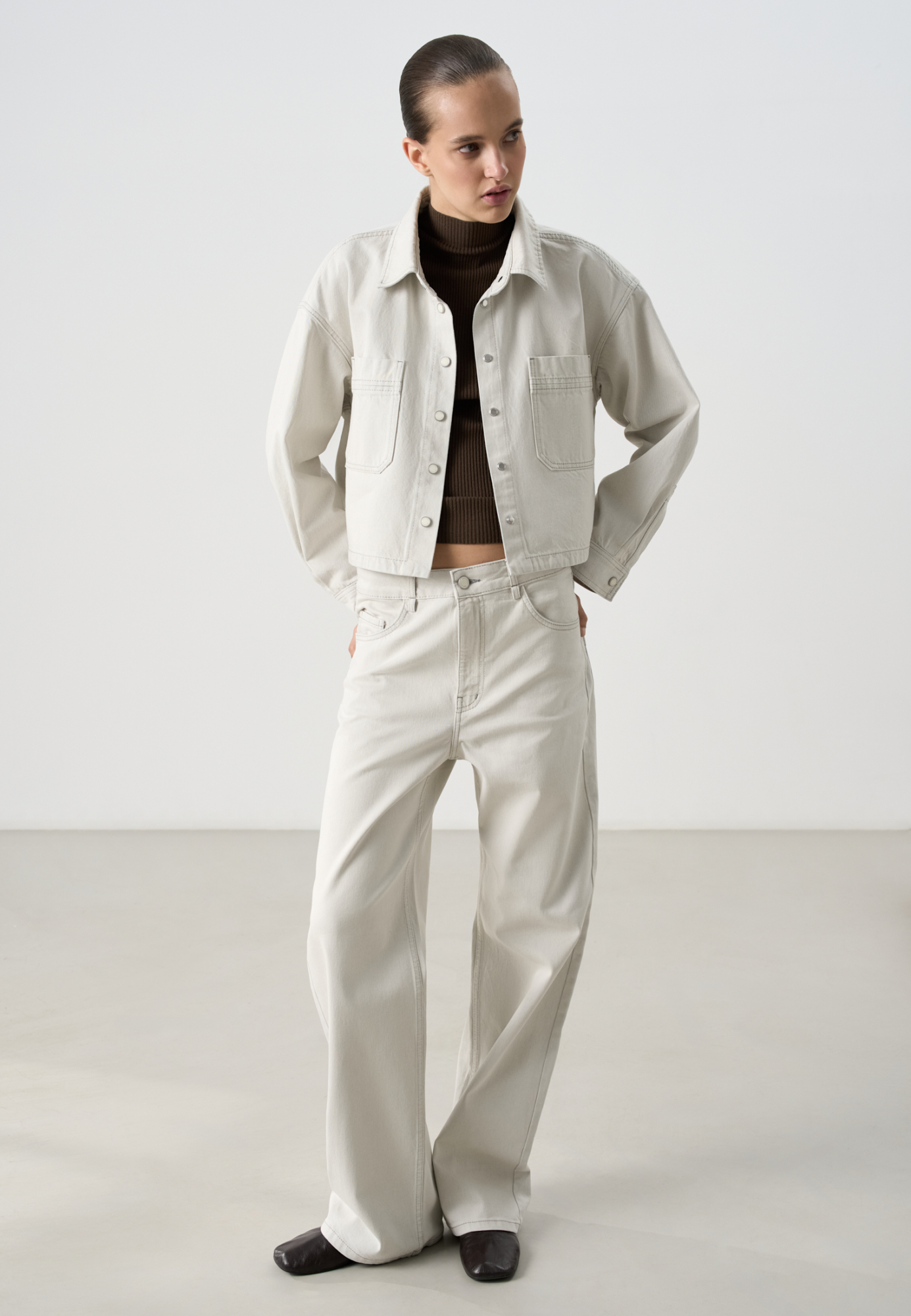 Прямые джинсы из 100% хлопка. Модель с высокой посадкой, шлевками на поясе для ремня, дополнительными шлевками и узким поясом в комплекте. Пять карманов. Застежка на молнию и пуговицу.