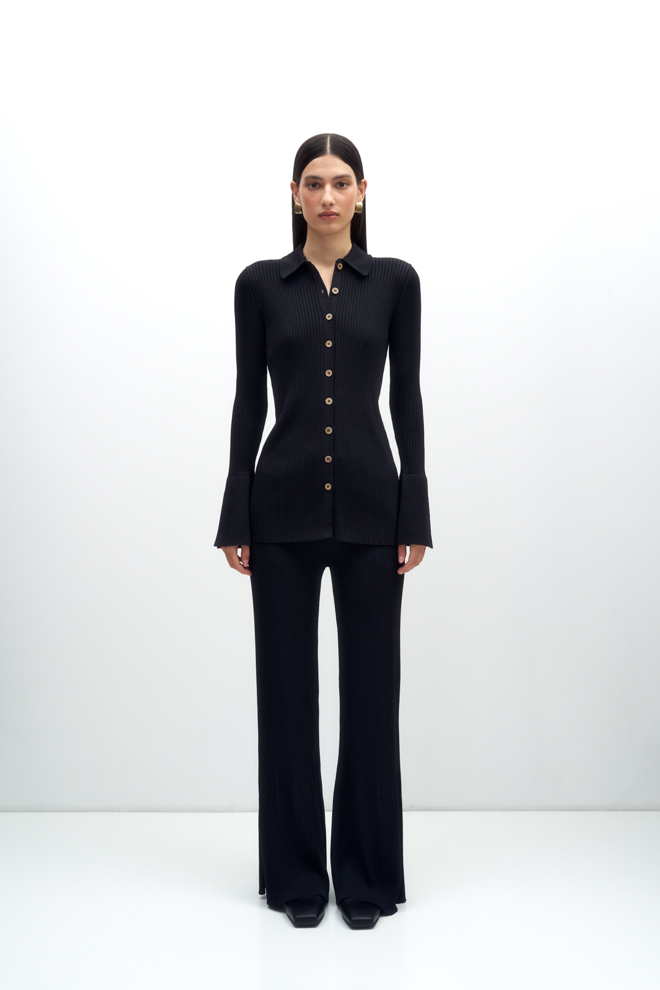 Трикотажные расклешенные брюки в рубчик, с разрезами снизу, высокая посадка, пояс на кулиске.&nbsp;&nbsp;