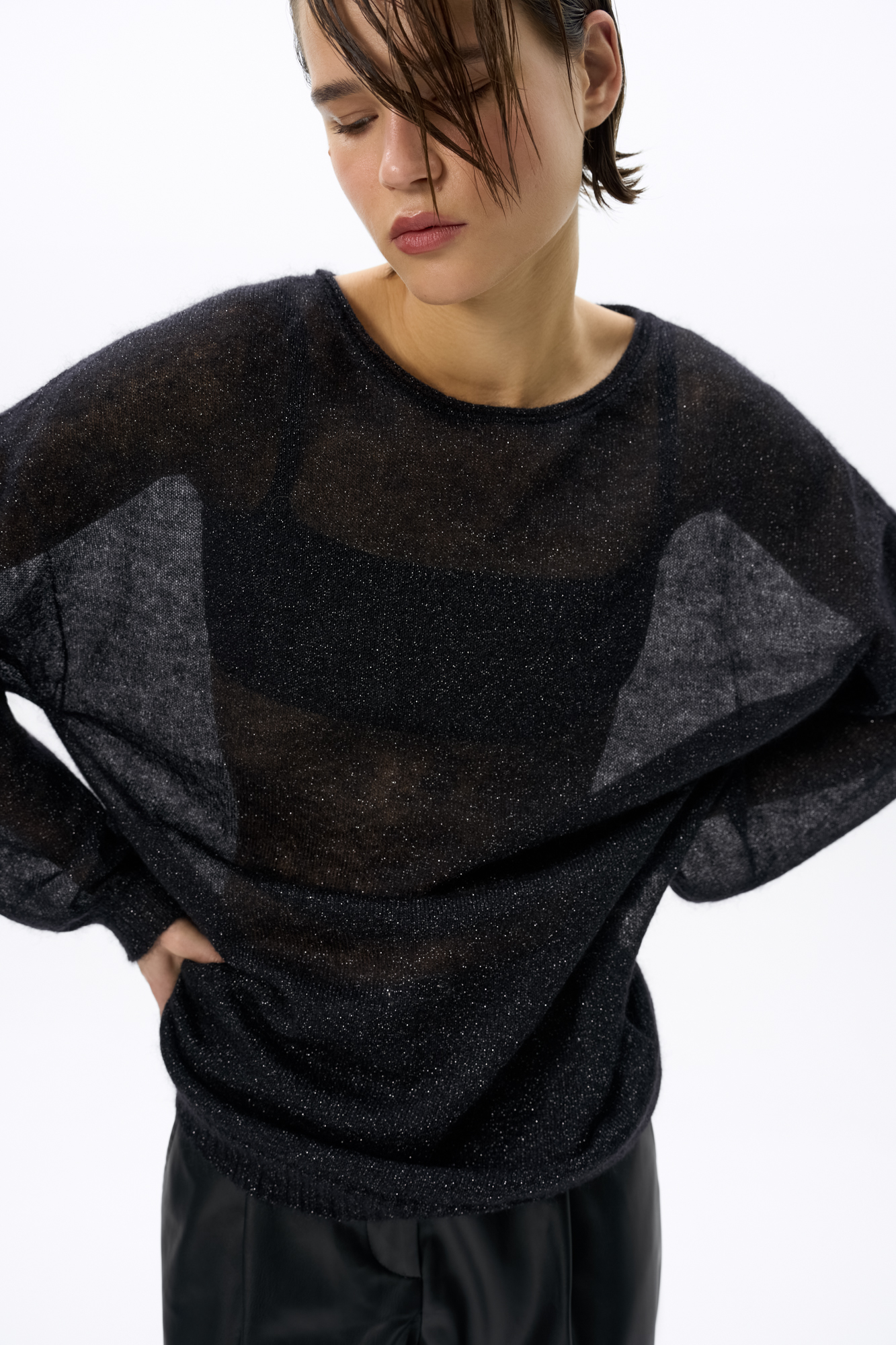 Трикотажный джемпер свободного силуэта со спущенной линией плеча. Для его создания использована тончайшая пряжа - смесь суперкид-мохера. Края изделия в рубчик.