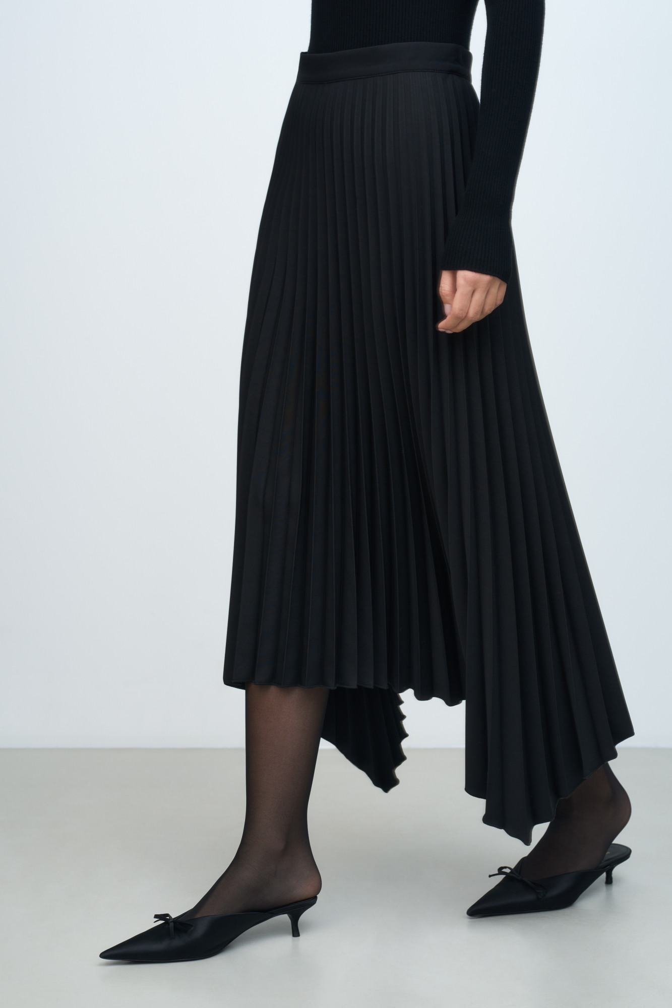 Юбка плиссе с асимметричным низом. Модель приталенного силуэта с застежкой на молнию.