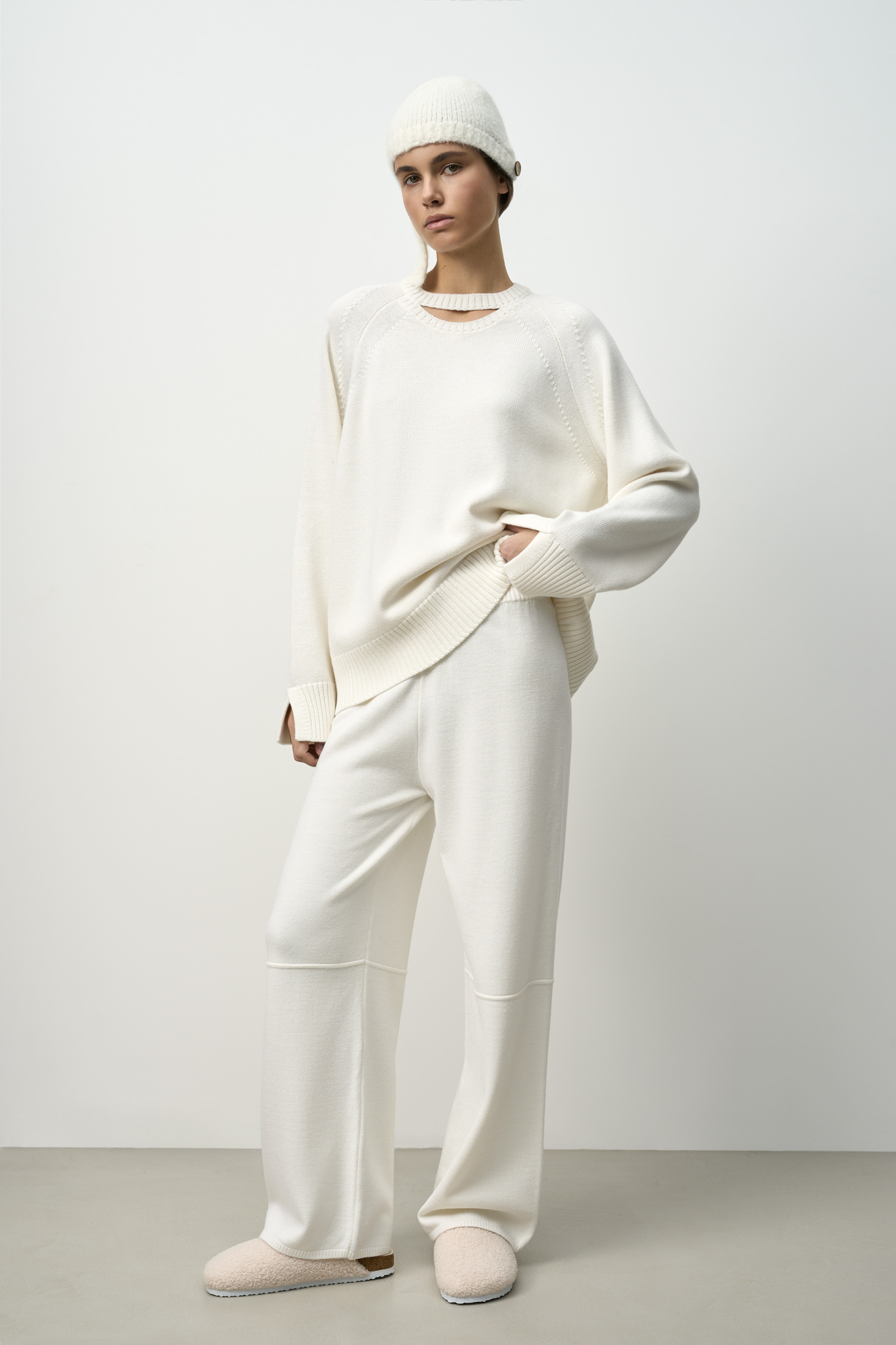 Трикотажные брюки из шерсти. Модель свободного силуэта, со средней посадкой, боковыми и задними карманами и эластичным пояс в рубчик, дополненным тонким шнурком. 