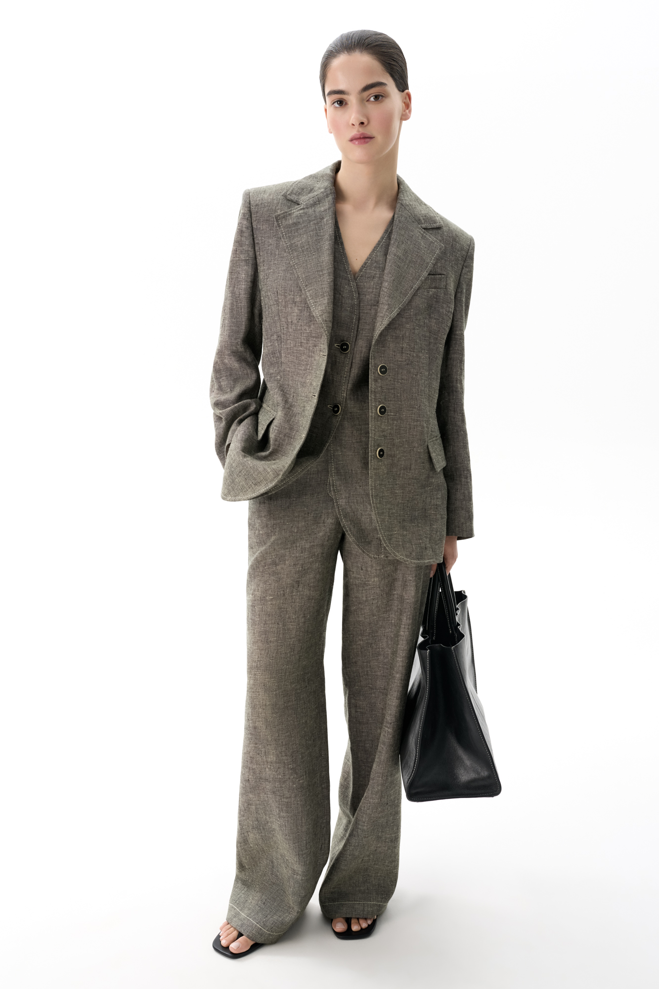 Брюки из 100% льна. Модель прямого кроя, со шлевками на поясе для ремня, боковыми карманами и регулирумоей кулиской. Изделие декорировано строчкой контрастного цвета.