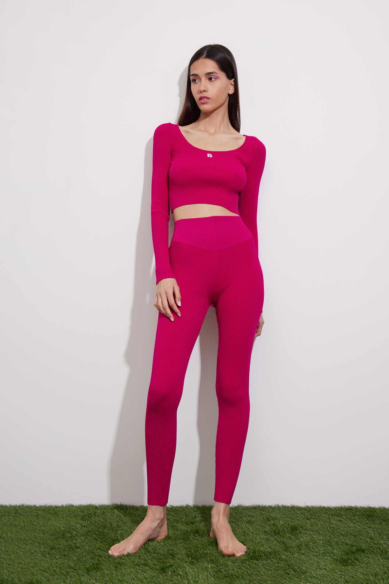 Тонкие спортивные леггинсы из вискозы. Модель с высоким эластичным поясом. Изделие выполнено в рубчик.