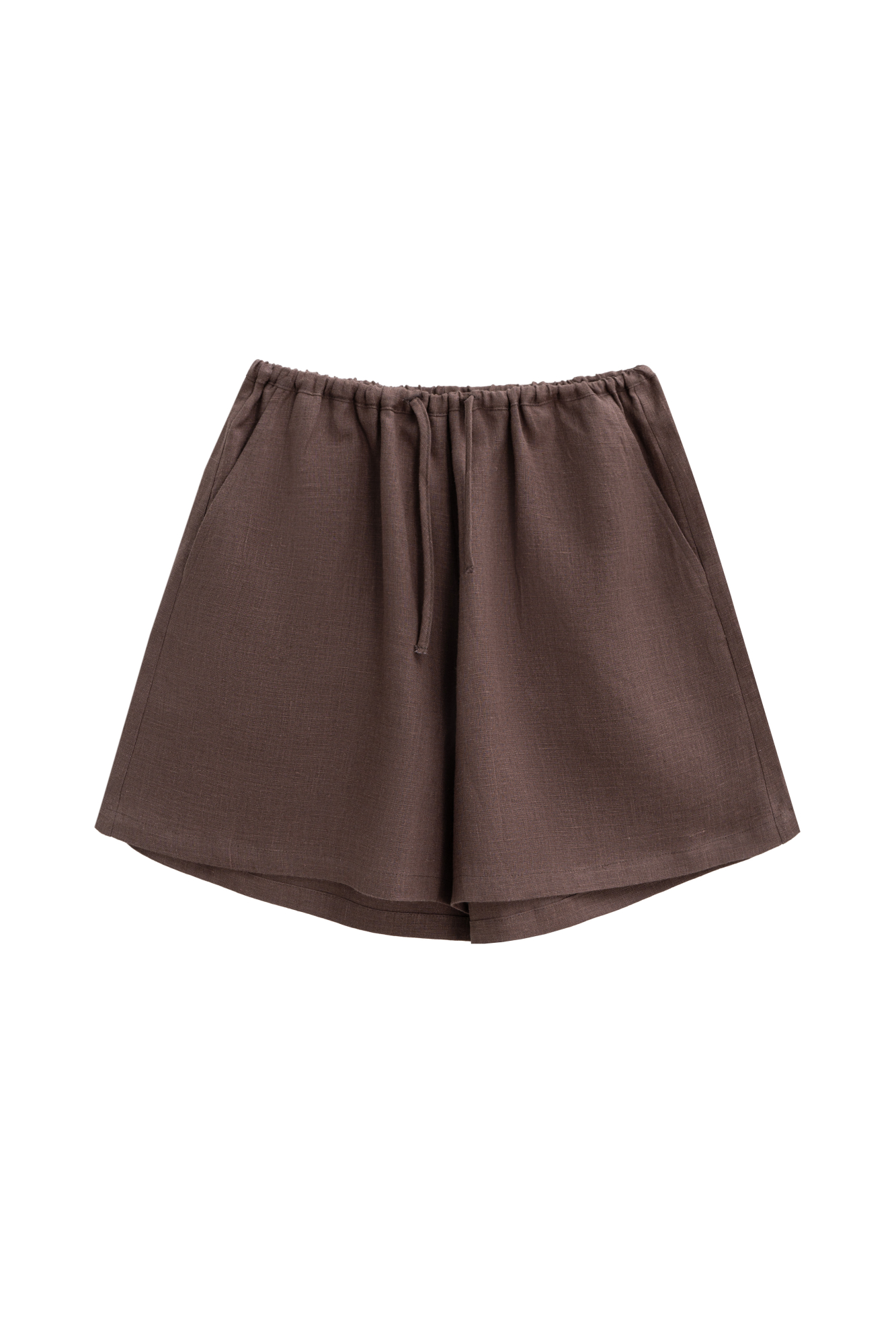 Короткие шорты из 100% льна. Модель прямого кроя с небольшим расширением к низу. Изделие выполнено с поясом на кулиске. Два боковых кармана.