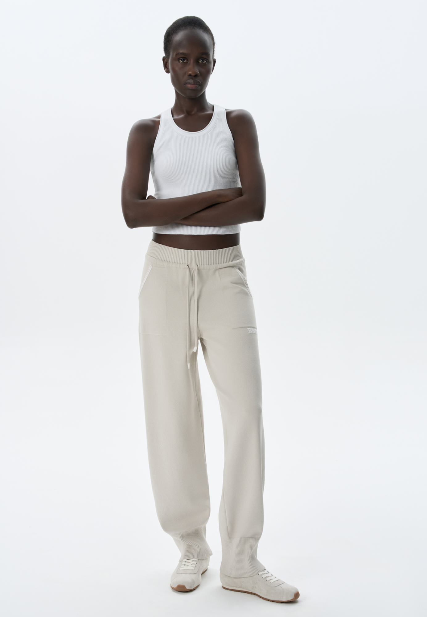 Трикотажные брюки из вискозы с добавлением эластана. Модель выполнена в спортивном стиле, с широким эластичным поясом на кулиске, боковыми карманами и широкими манжетами на резинке. 