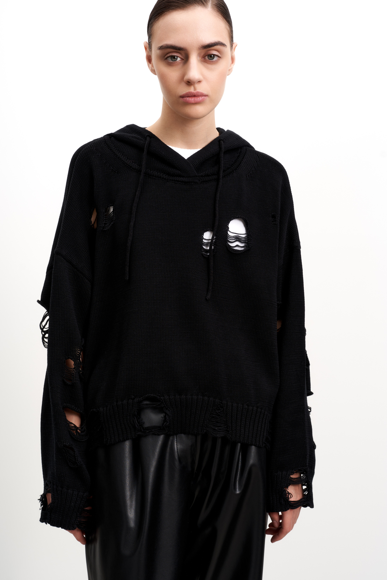 Трикотажный джемпер из 100% хлопка. Модель свободного силуэта с капюшоном на кулиске и разрезами в стиле гранж.