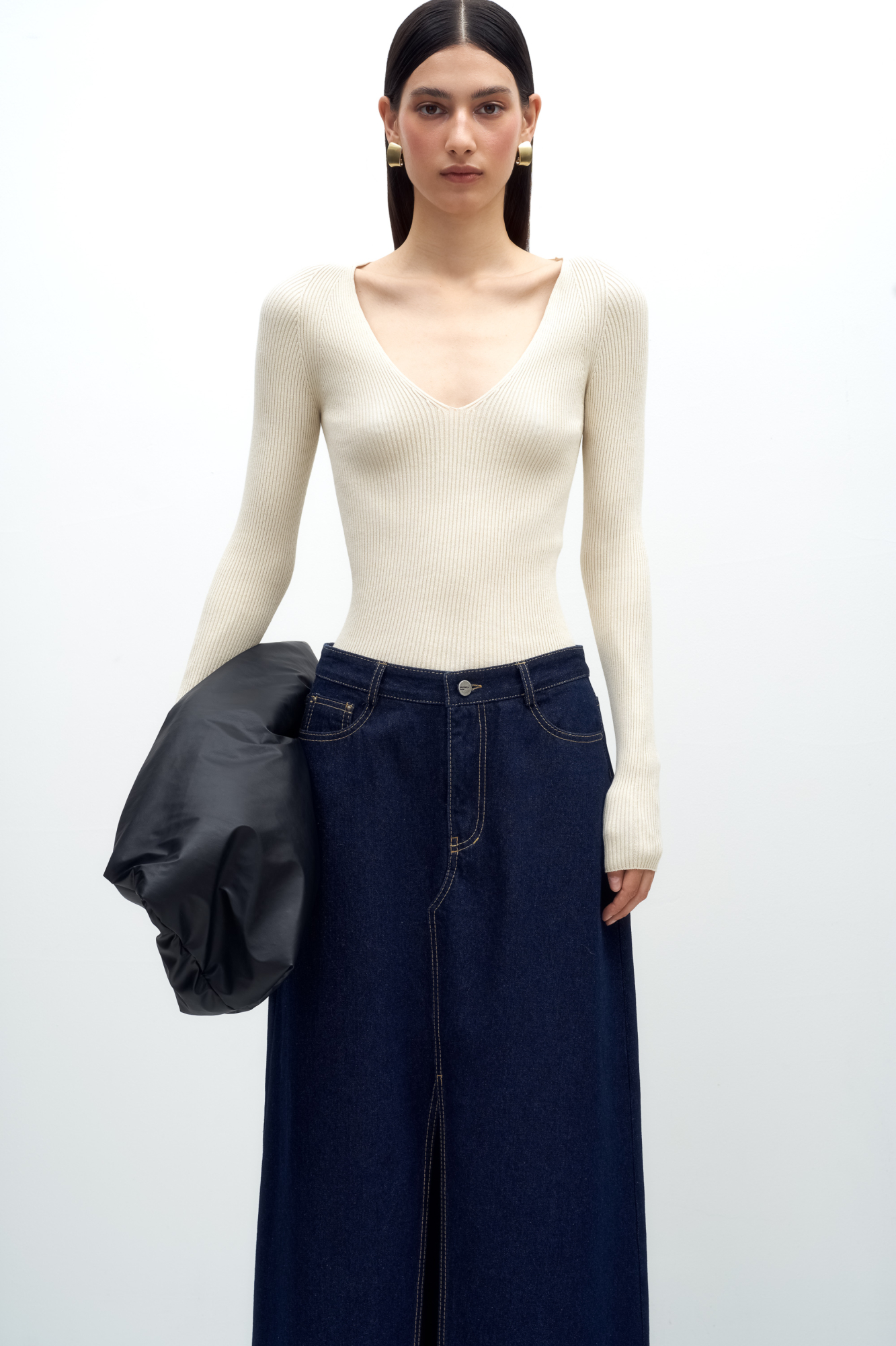 Трикотажный лонгслив из вискозы. Модель приталенного силуэта с глубоким V-образным вырезом. Изделие выполнено в рубчик.