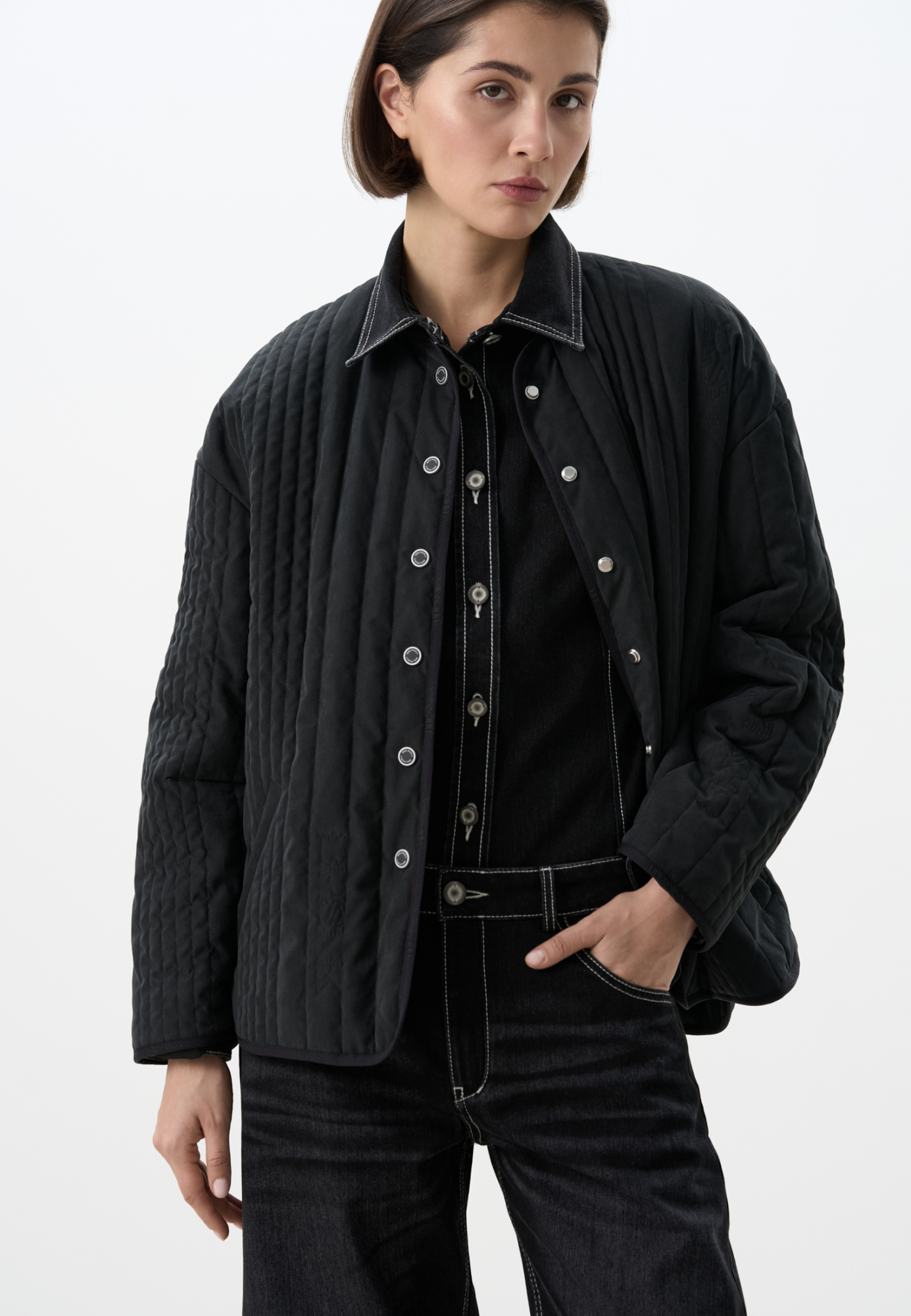 Стеганая куртка на синтепоне из нейлона. Модель с круглым вырезом горловины, спущенной линией плеч и карманами. Застежка на кнопки.<br />
Изделие можно использовать как второй слой под верхнюю одежду.