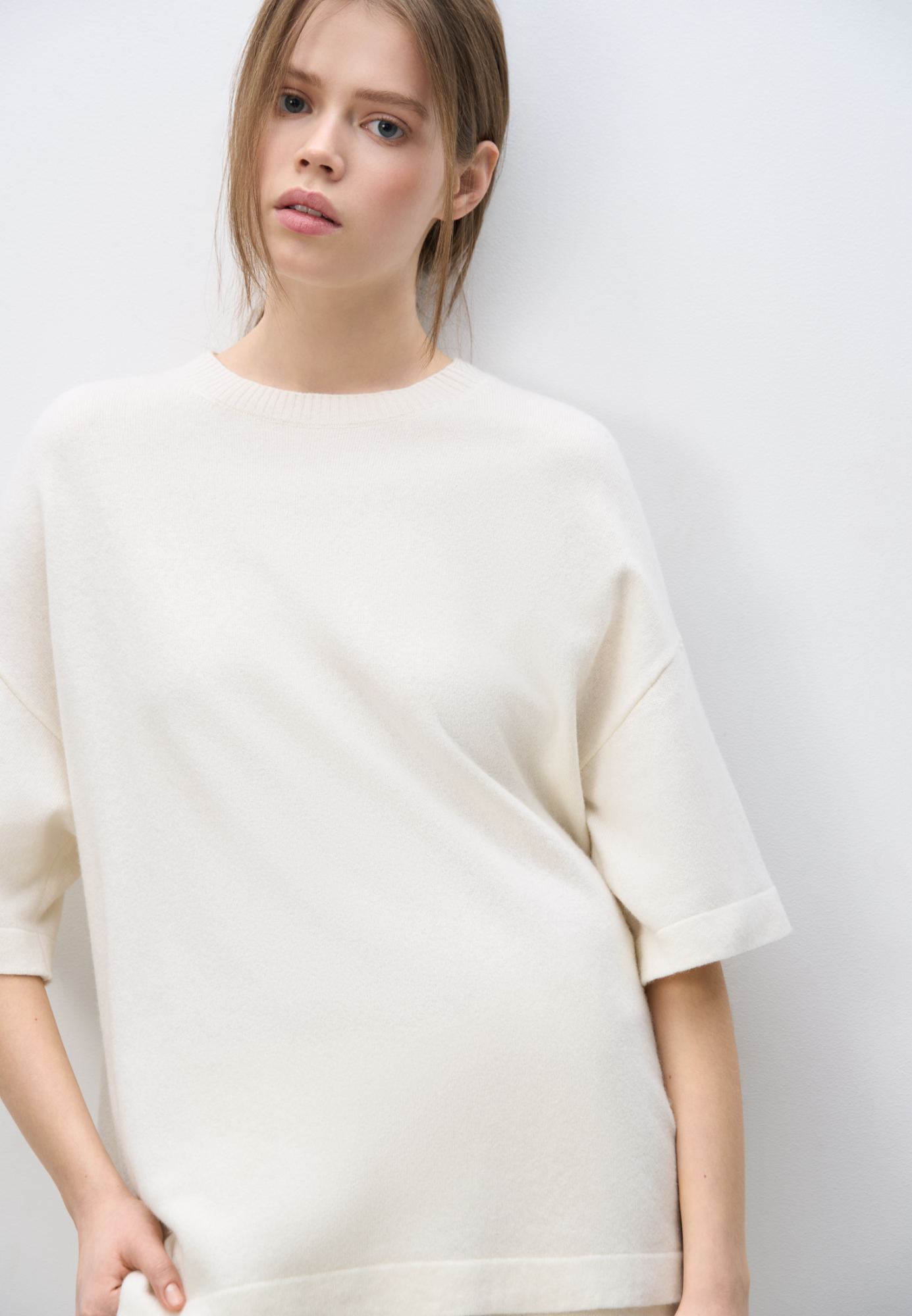 Трикотажная футболка из шерсти с добавлением кашемира. Модель свободного силуэта со спущенной линией плеча и круглой горловиной.