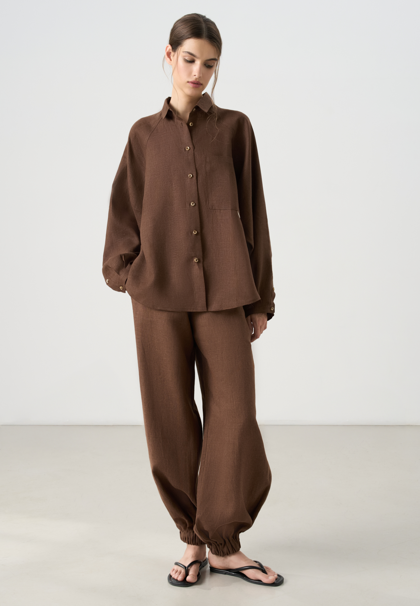 Рубашка из 100% льна с рукавом реглан. Модель свободного кроя, с длинными рукавами с короткими манжетами, классическим отложным воротником и нагрудным карманом с брендированным ярлыком. Застежка на пуговицы.