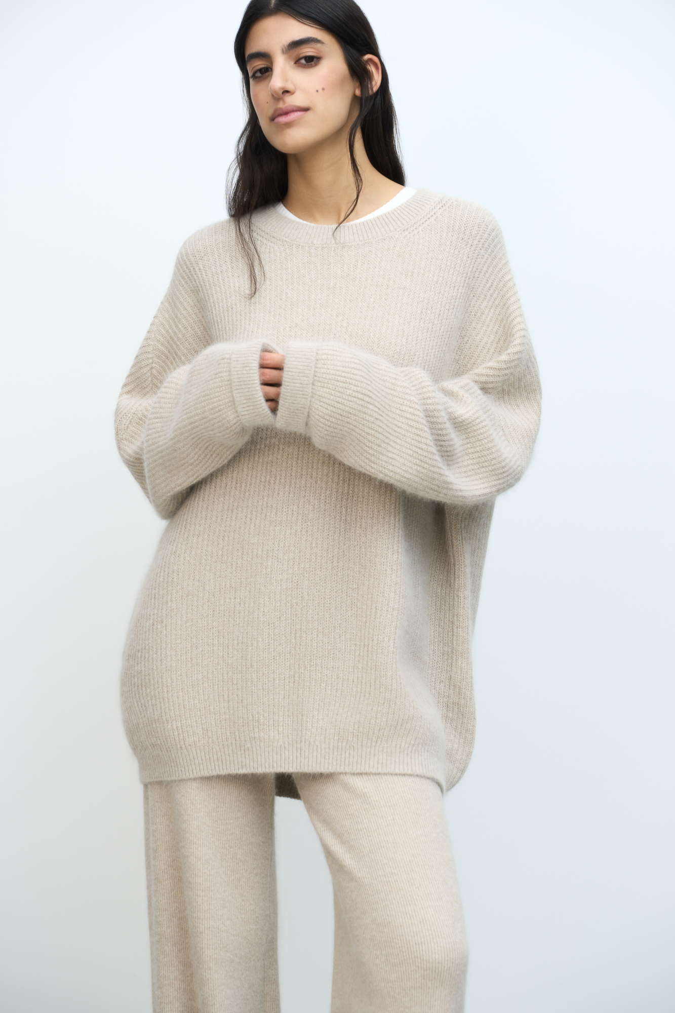 Трикотажный джемпер из смесовой шерсти. Модель свободного силуэта со спущенной линией плеча. Ворот, манжеты рукавов и низ изделия выполнены в рубчик.