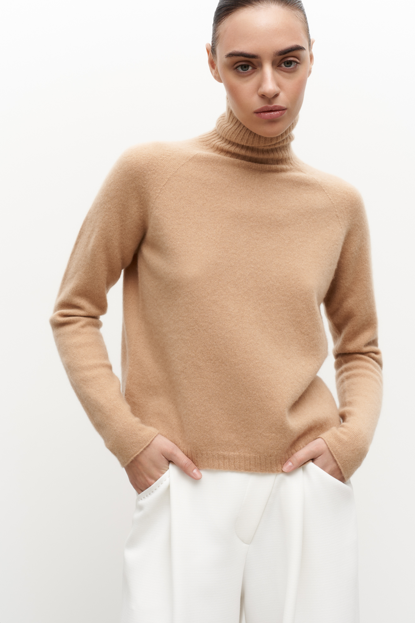 Джемпер из 100% кашемира. Модель с высоким воротником и рукавом реглан. Низ изделия и воротник выполены в рубчик. 