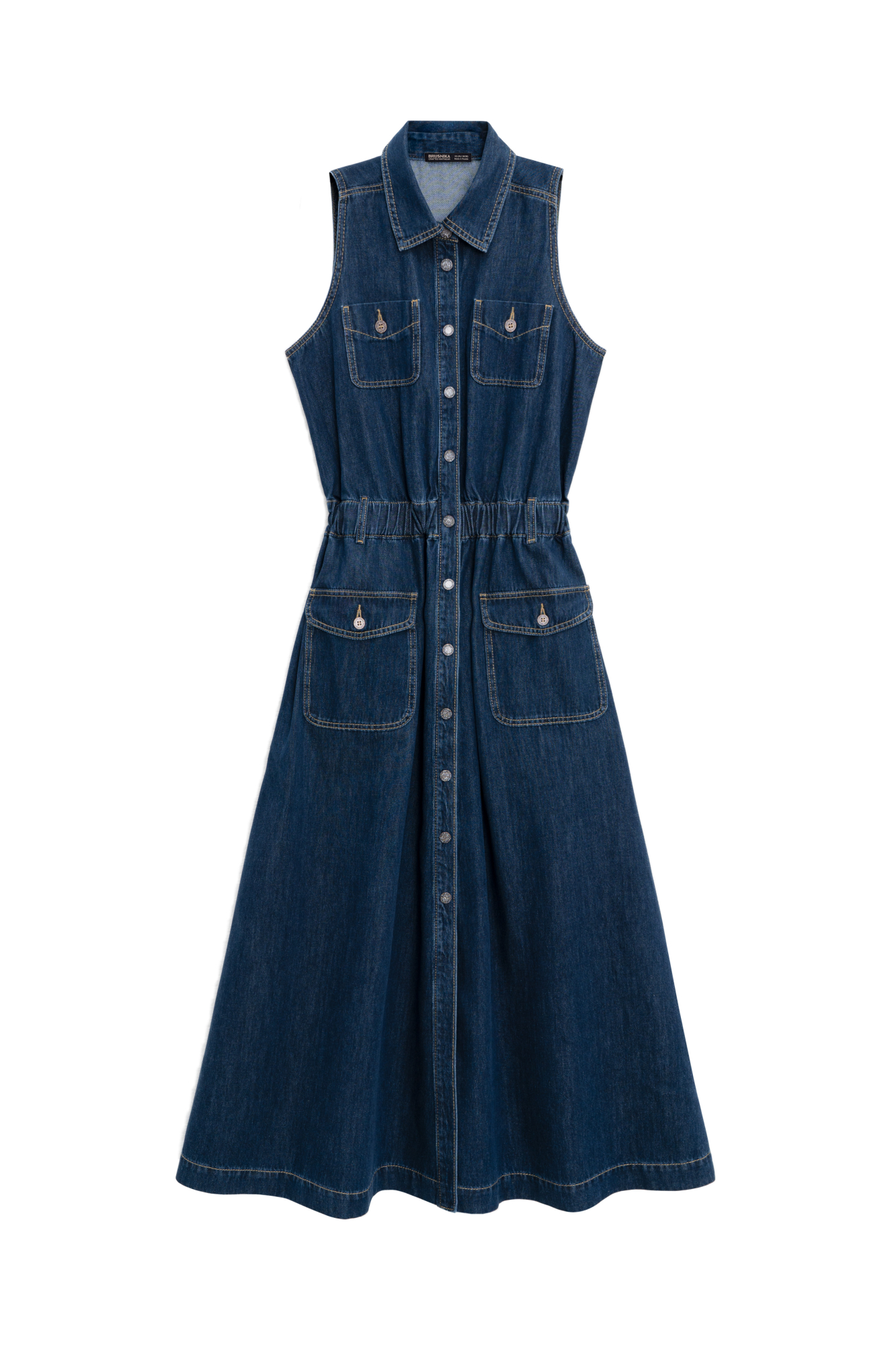 Джинсовое платье длины миди из 100% хлопка. Модель приталенного силуэта, с эластичной резинкой со шлевками на поясе, без рукавов, с отложным воротником, накладными карманами на груди и юбке. Застежка на пуговицы.