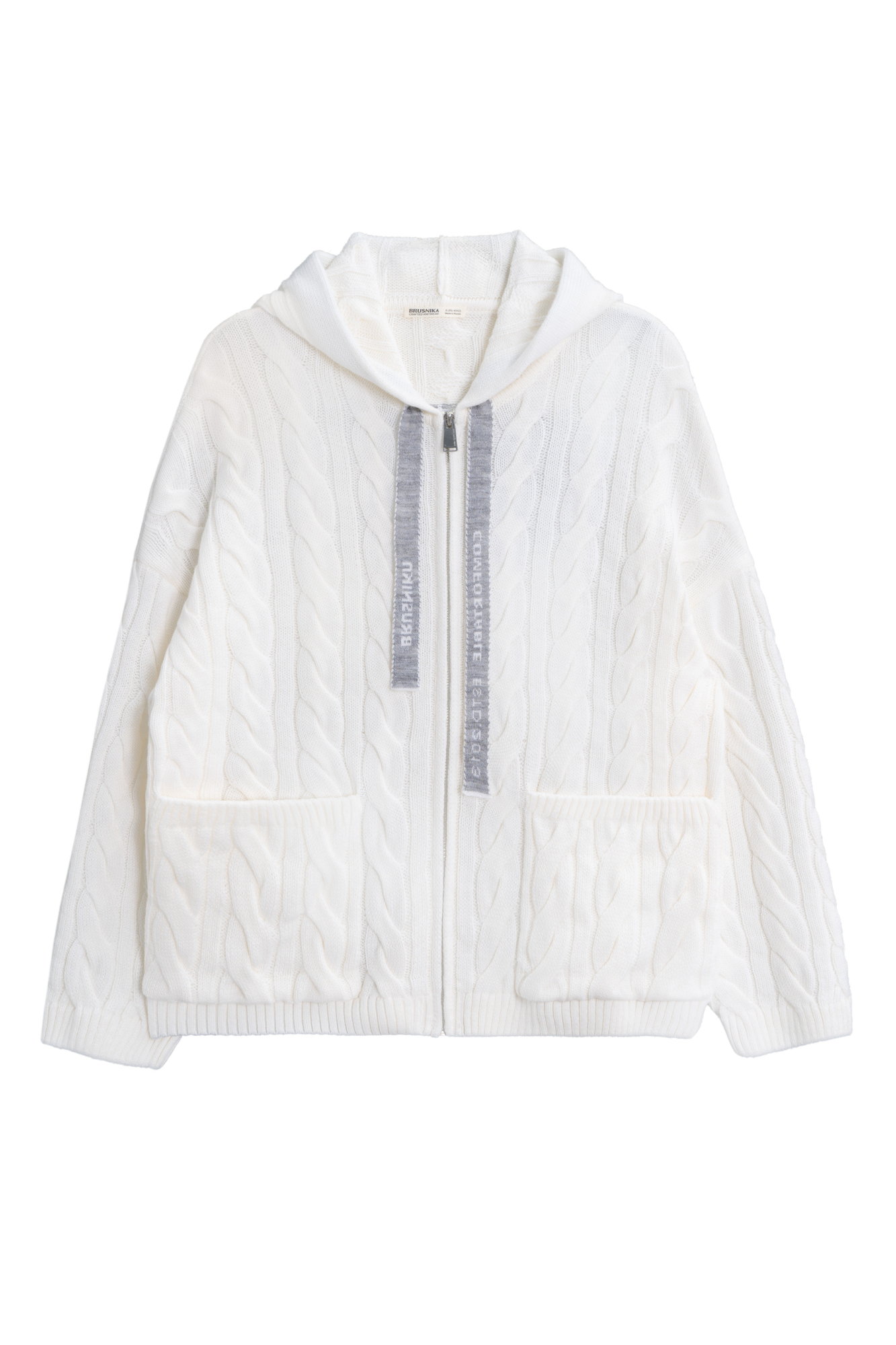 Трикотажное худи с объемными косами из мягкой шерсти. Модель свободного силуэта, со спущенной линией плеч, накладными карманами и капюшоном. Изделие декорировано брендированным жаккардом на спине. Застежка на молнию. Выполнено без подкладки. Дополнить образ можно брюками или юбкой в том же стиле.