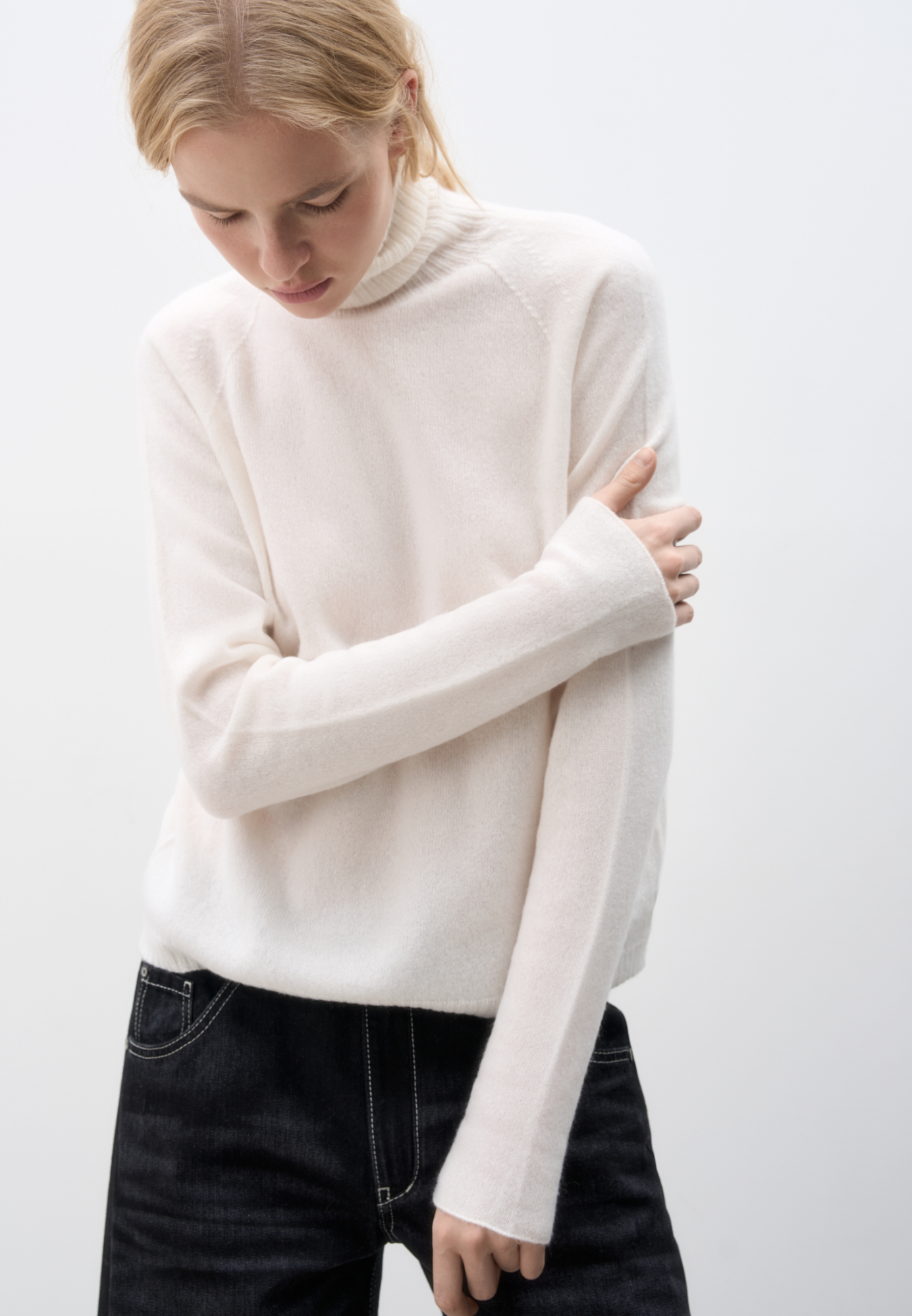 Джемпер из 100% кашемира. Модель с высоким воротником и рукавом реглан. Низ изделия и воротник выполены в рубчик.