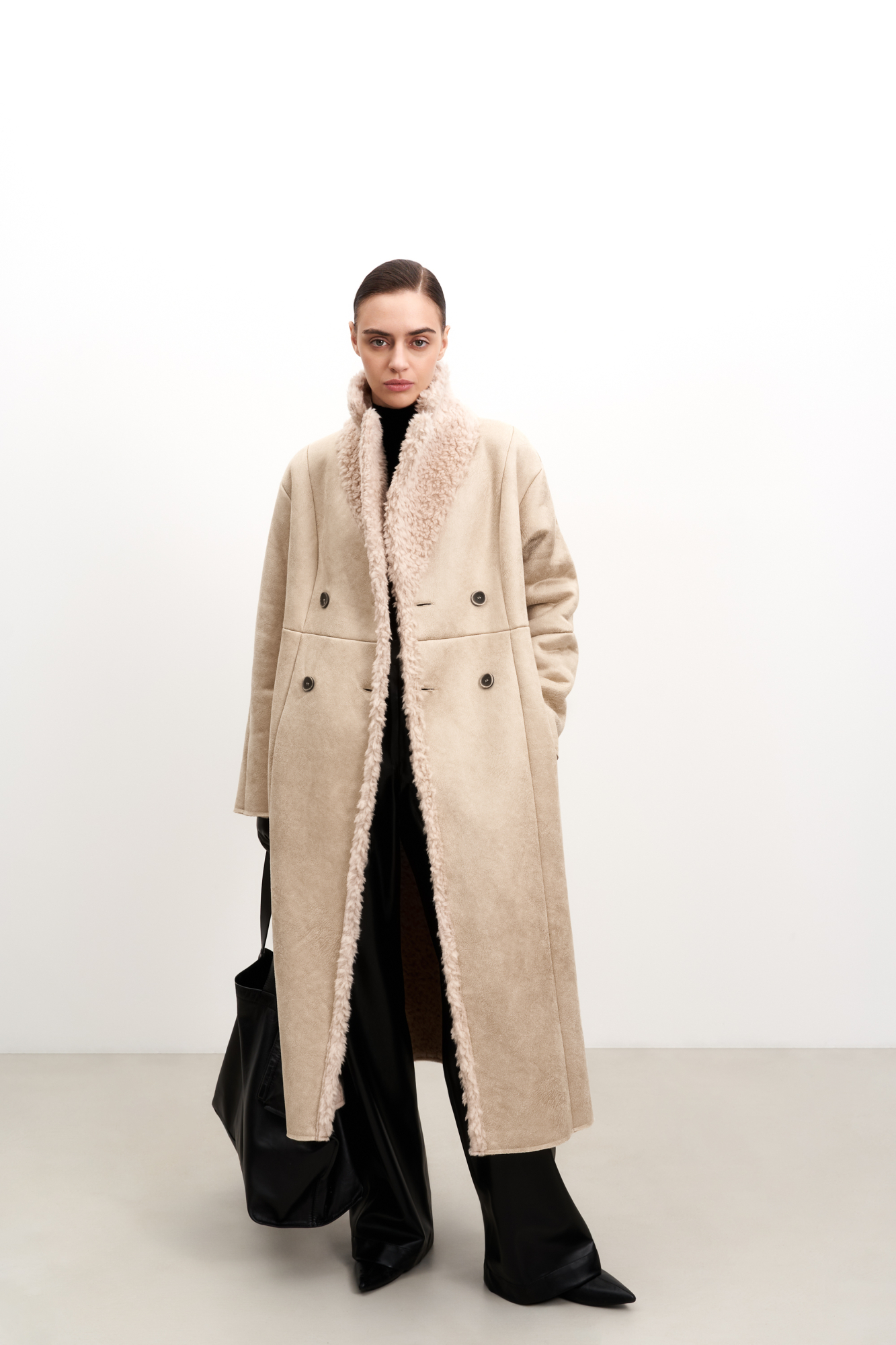 Двустороннее пальто из натуральной шерсти. Модель свободного силуэта с отложным воротником, патами, поясом и застежкой на пуговицы. 