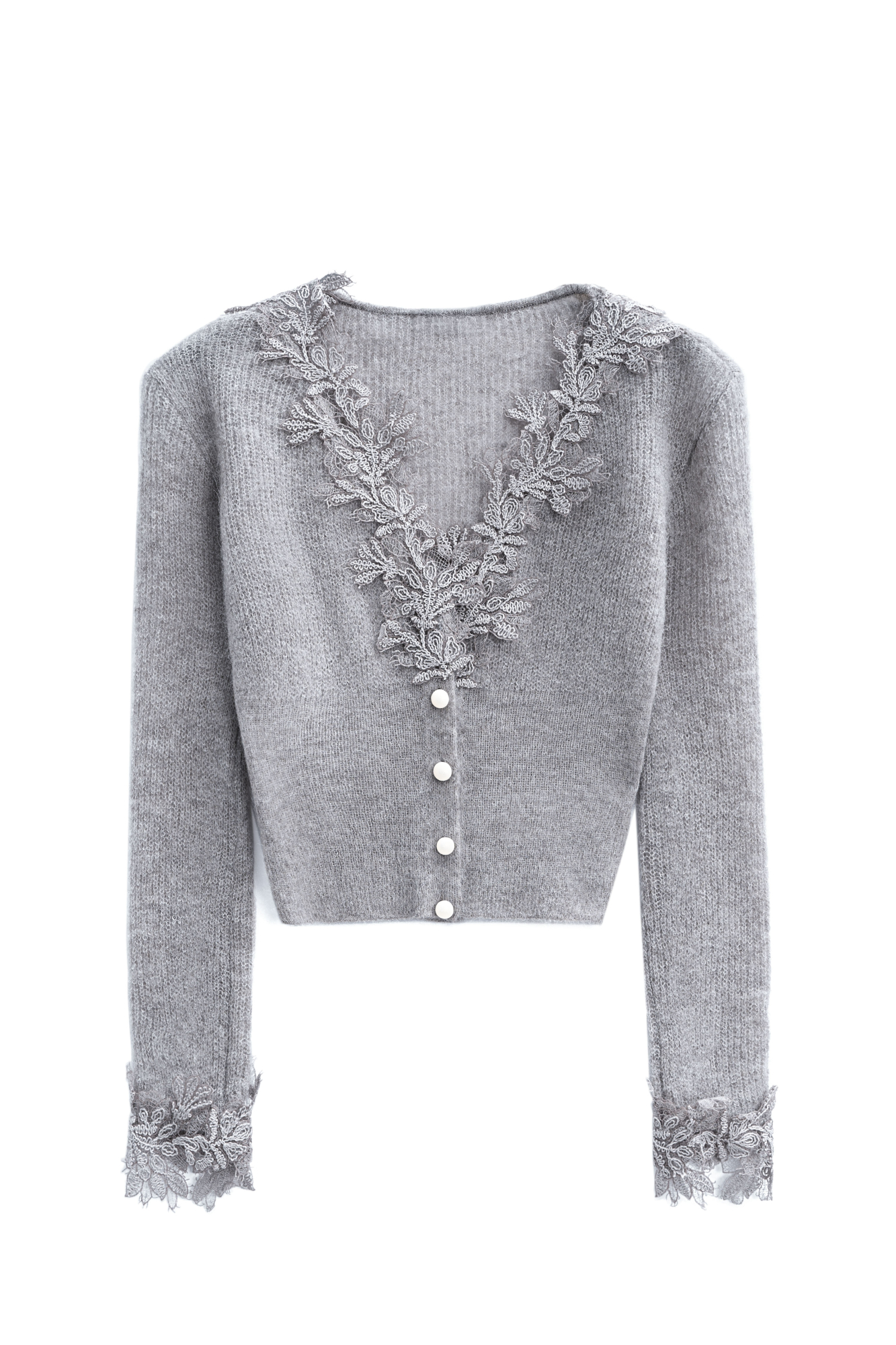 Короткий трикотажный кардиган из тонкой шерсти мериноса экстрафайн и альпака экстрафайн. Модель по фигуре с глубоким V-образным вырезом. Застежка на маленькие жемчужные пуговицы. Изделие декорировано тонким кружевом.