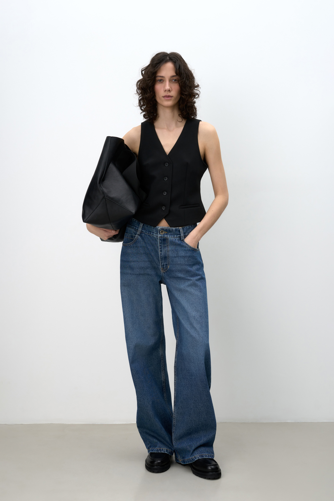 Прямые джинсы из 100% хлопка с боковыми карманами. Модель со средней посадкой и потайной застежкой на молнию и пуговицу.