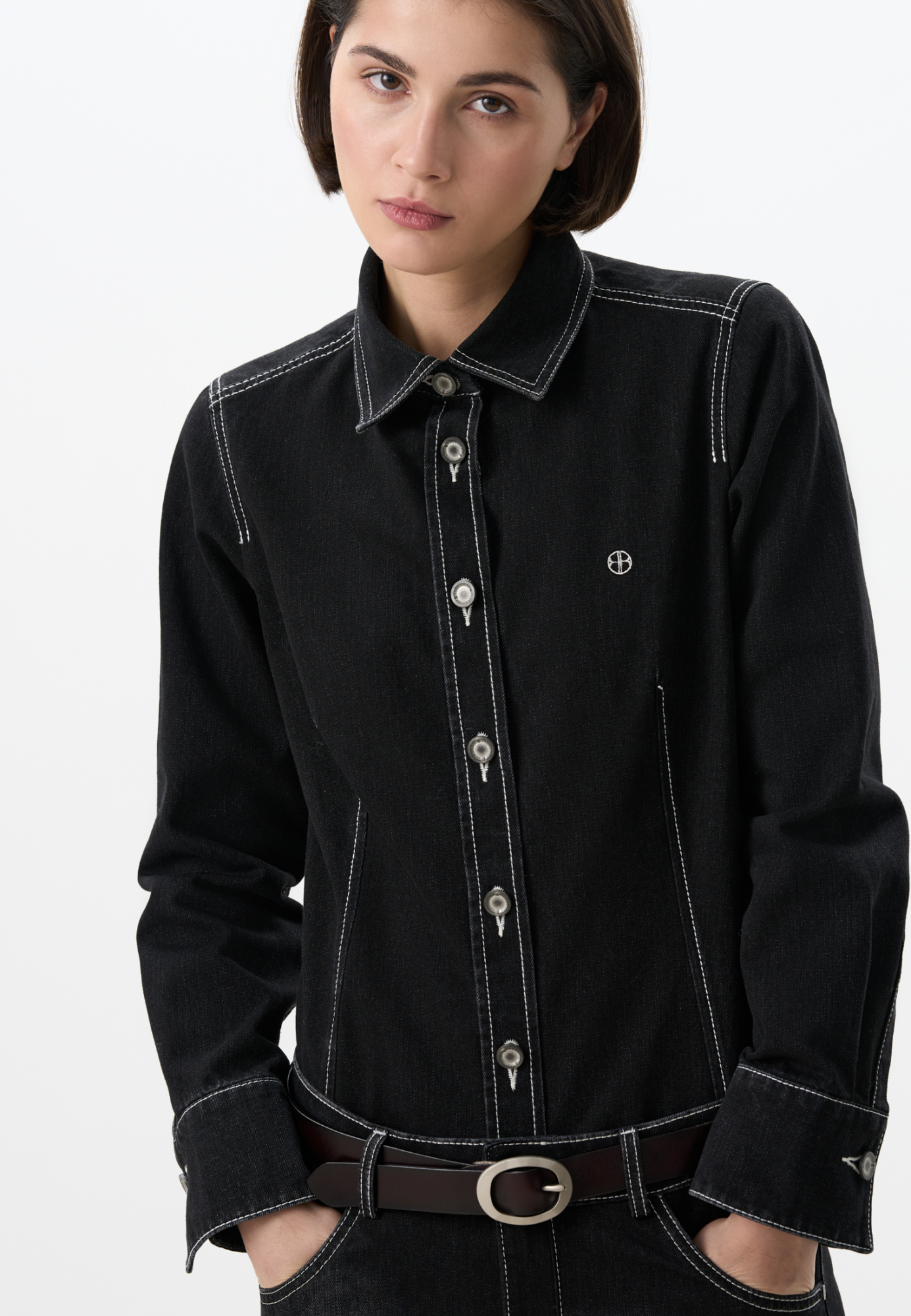 Джинсовая рубашка из 100% хлопка. Модель приталенного силуэта с классическим отложным воротником и длинными рукавами с манжетами на пуговицах. Застежка на пуговицы. Изделие декорировано вышитым логотипом бренда на груди.