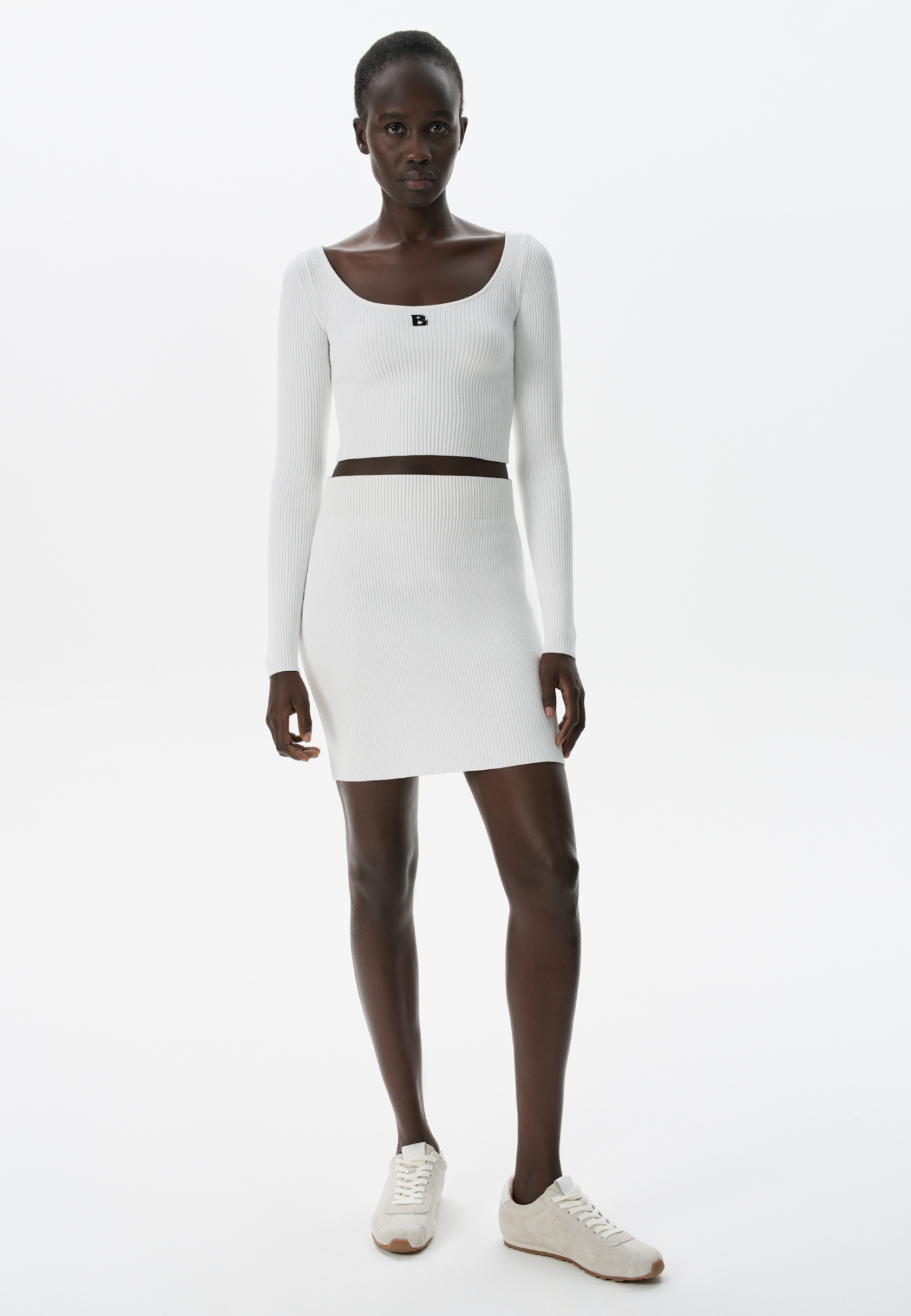 Трикотажная юбка длины мини из вискозы. Модель приталенного силуэта с эластичным поясом на резинке.