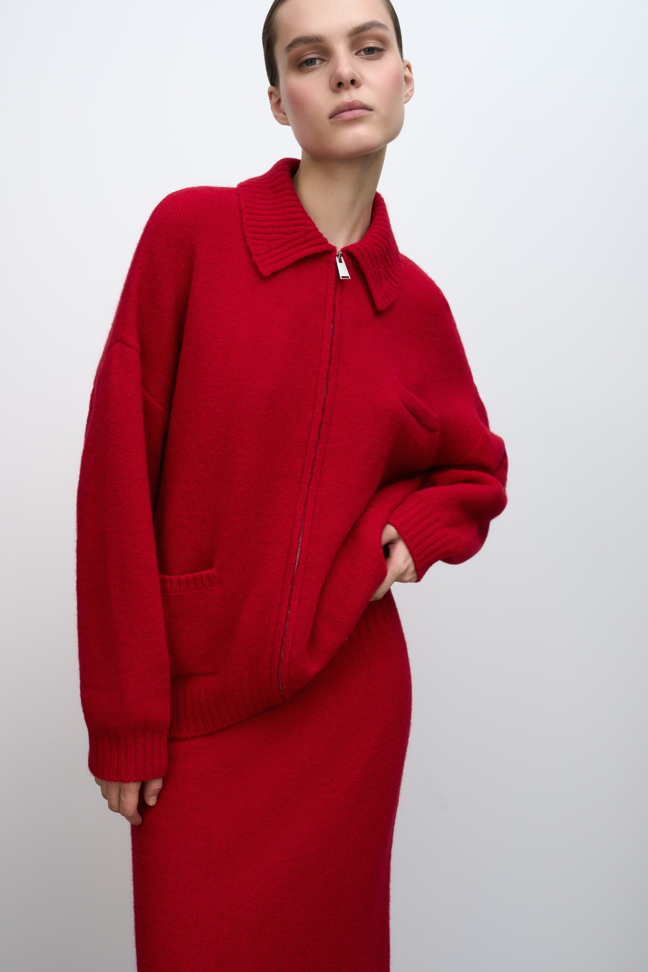 Трикотажный бомбер из шерсти с добавлением мохера. Модель свободного силуэта&nbsp;&nbsp;со спущенной линией плеча, отложным воротником и накладными карманами. Застежка на молнию. Изделие без подкладки.