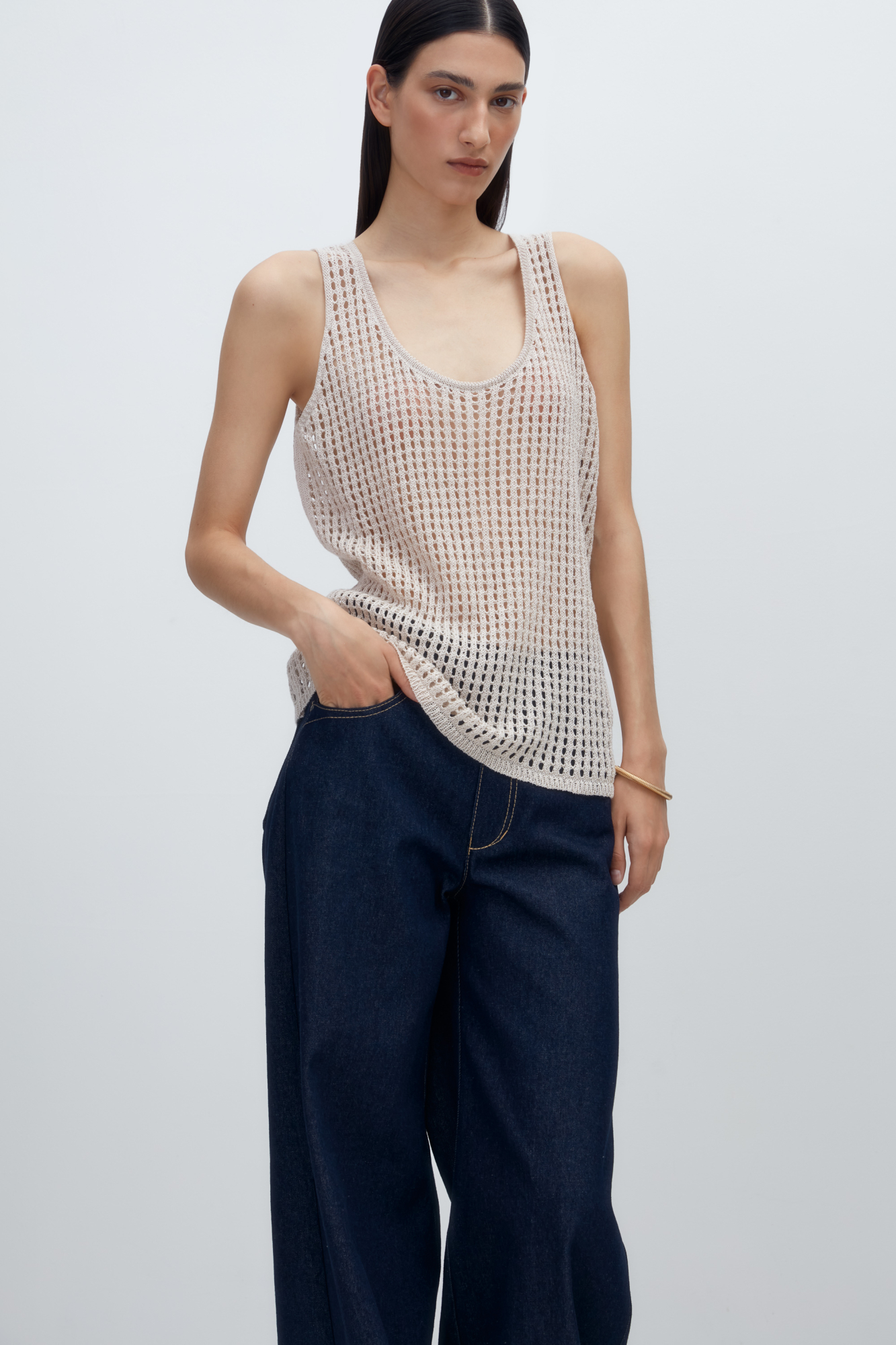 Трикотажная майка из 100% льна в сетку. Модель свободного силуэта с глубокой проймой и круглым вырезом горловины. 