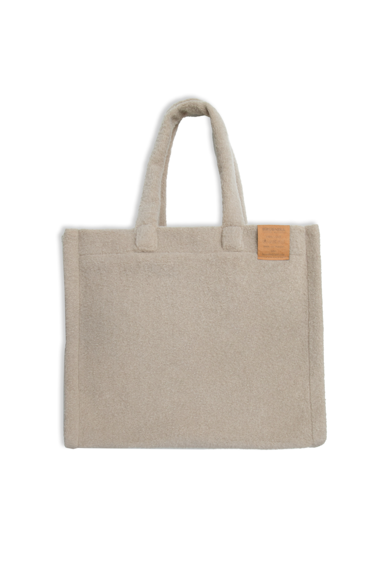 Сумка из экомеха без замка с двумя плечевыми ремнями и брендированным ярлыком.