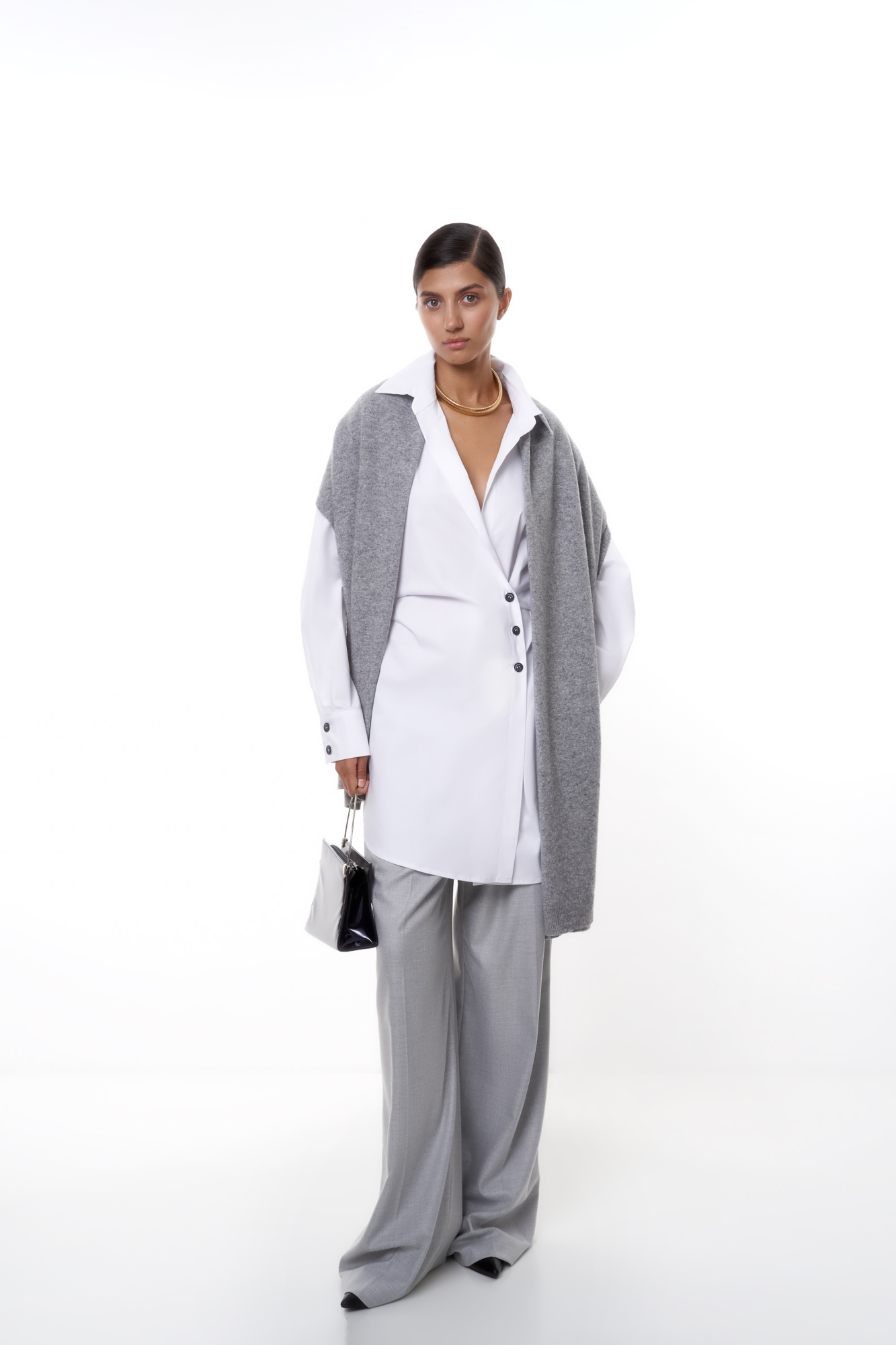 Туника в классическом стиле из хлопка на запах. Застежка на трех пуговицах. Дополнить образ можно брюками.