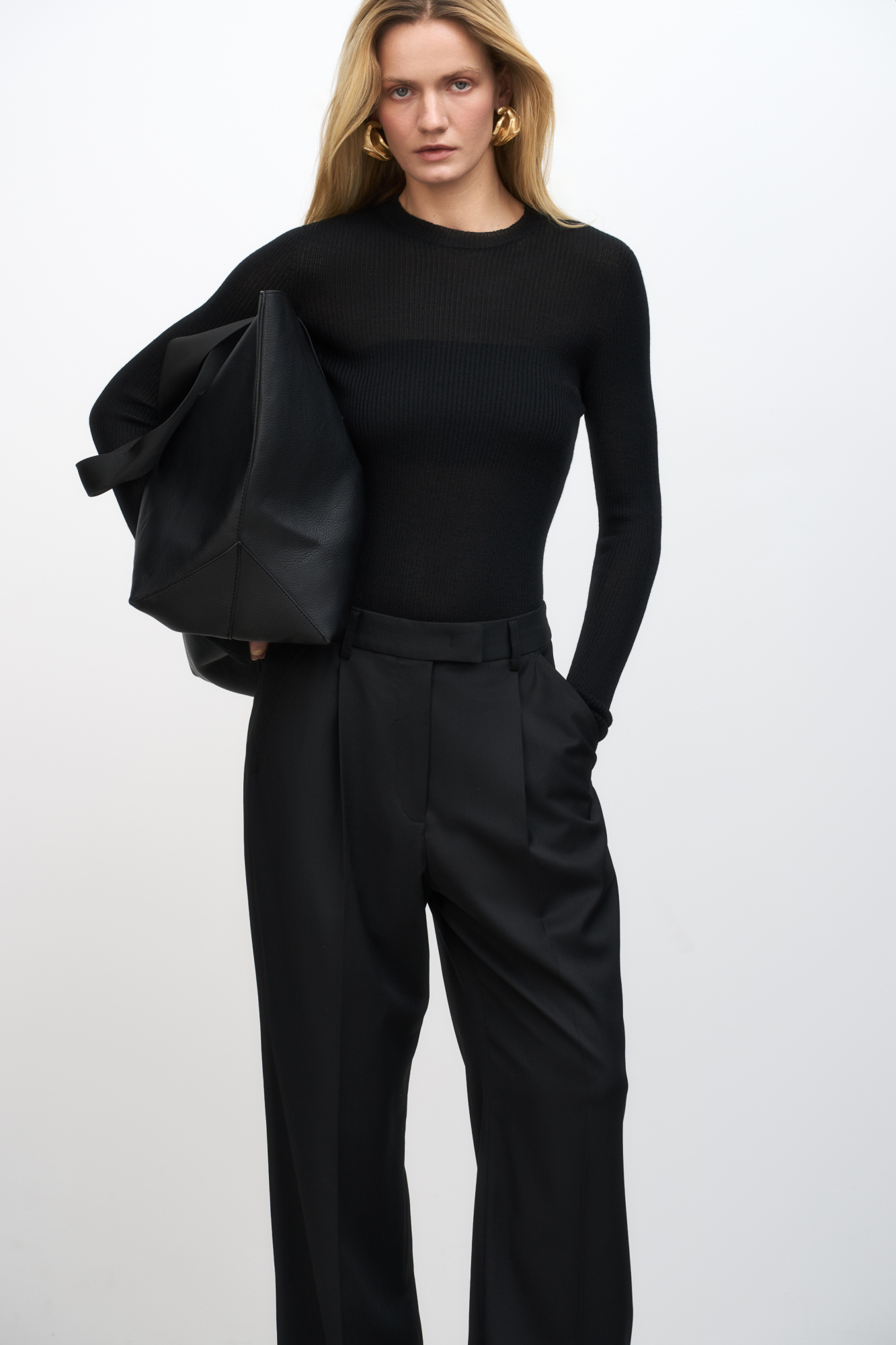 Цельновязанная полупрозрачная водолазка из шерсти. Модель с длинными рукавами и круглым вырезом. Изделие выполнено в рубчик. 