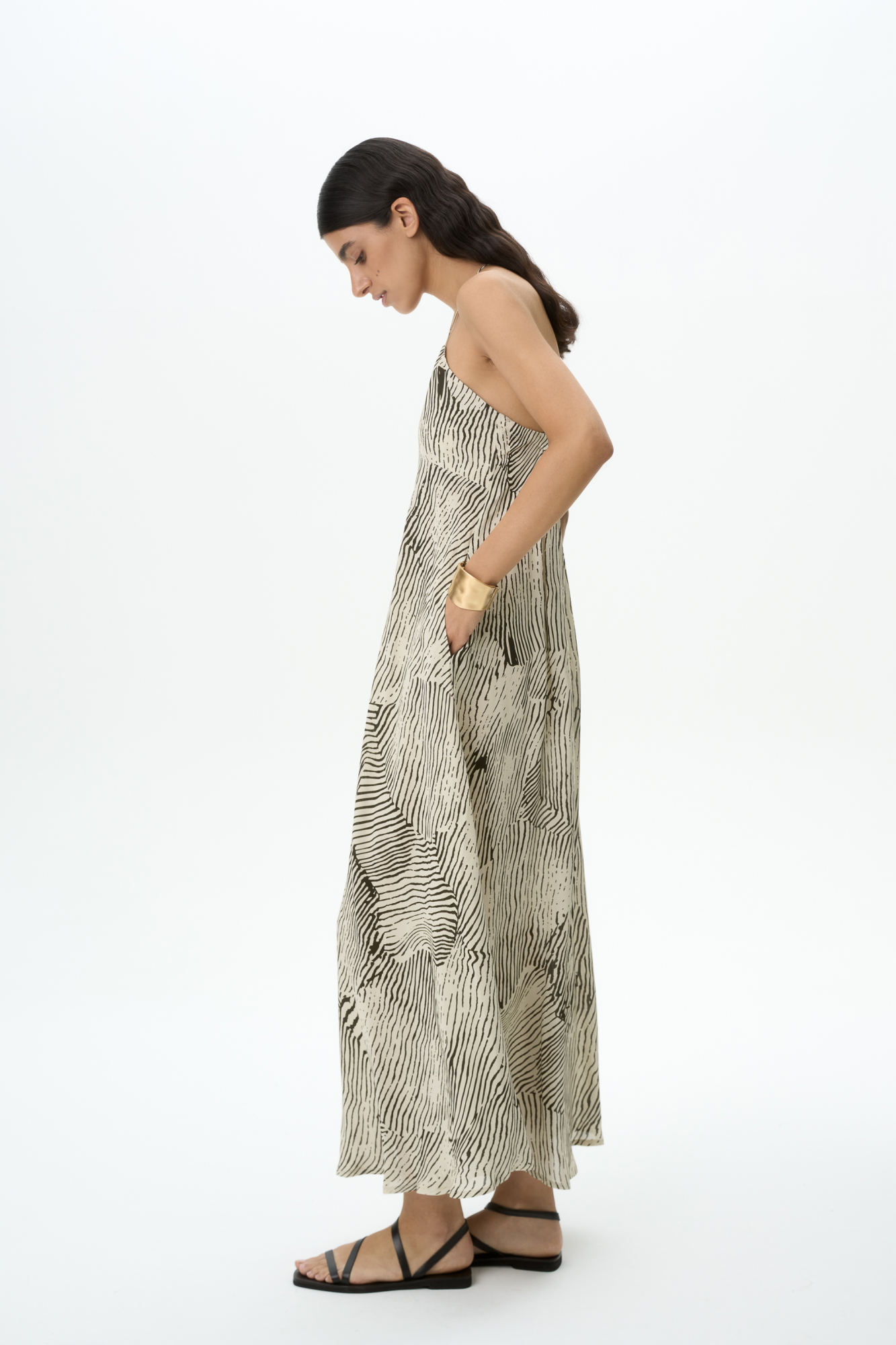 Принтованный сарафан из 100% вискозы. Модель свободного силуэта, с глубоким вырезом декольте и треугольным лифом на тонких бретелях.