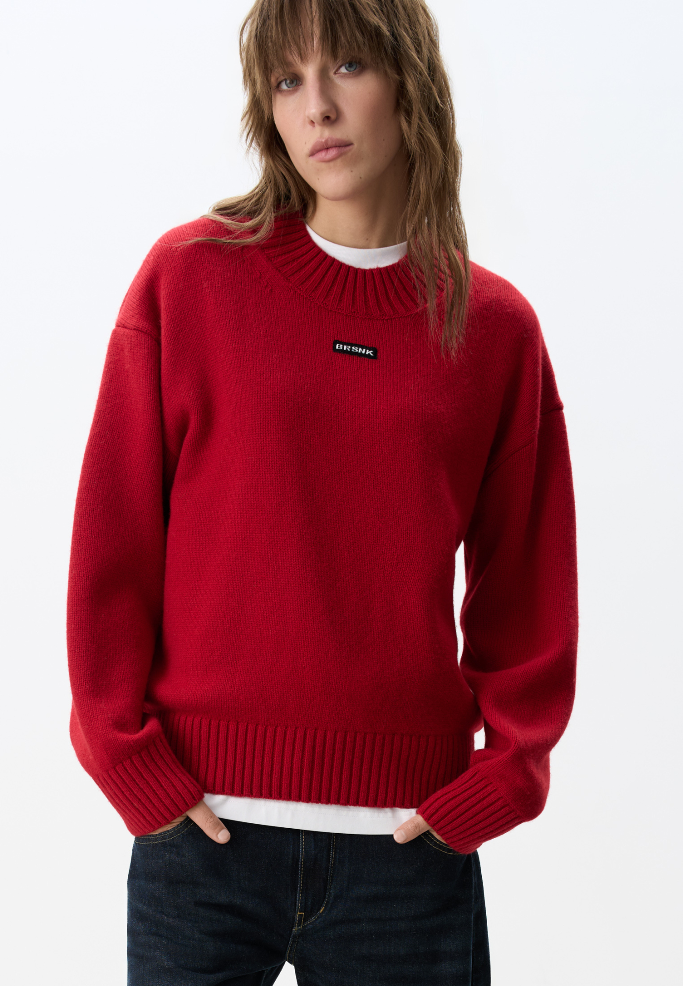 Объемный джемпер из шерсти с добавлением кашемира. Модель свободного силуэта, со спущенной линией плеч. Воротник выполнен изнаночными петлями в широкий рубчик. Манжеты рукавов и низ изделия - на резинке. Джемпер декорирован брендированным трикотажным ярлычком.