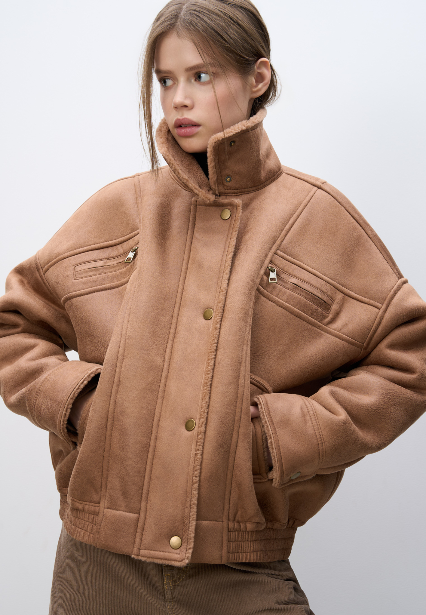 Шерстяной бомбер с воротником-стойкой. Модель свободного силуэта со спущенной линией плеча, манжетами на кнопках, нагрудными карманами на молниях и боковыми карманами. Низ изделия выполнен на резинке. Застежка на молнию под планкой с кнопками.