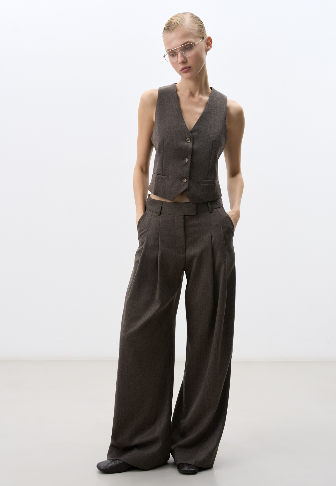 Брюки палаццо из фланели. Модель прямого свободного силуэта, с боковыми и задними карманами. Шлевки на поясе для ремня. Застежка на молнию, скрытую пуговицу и брючный крючок.