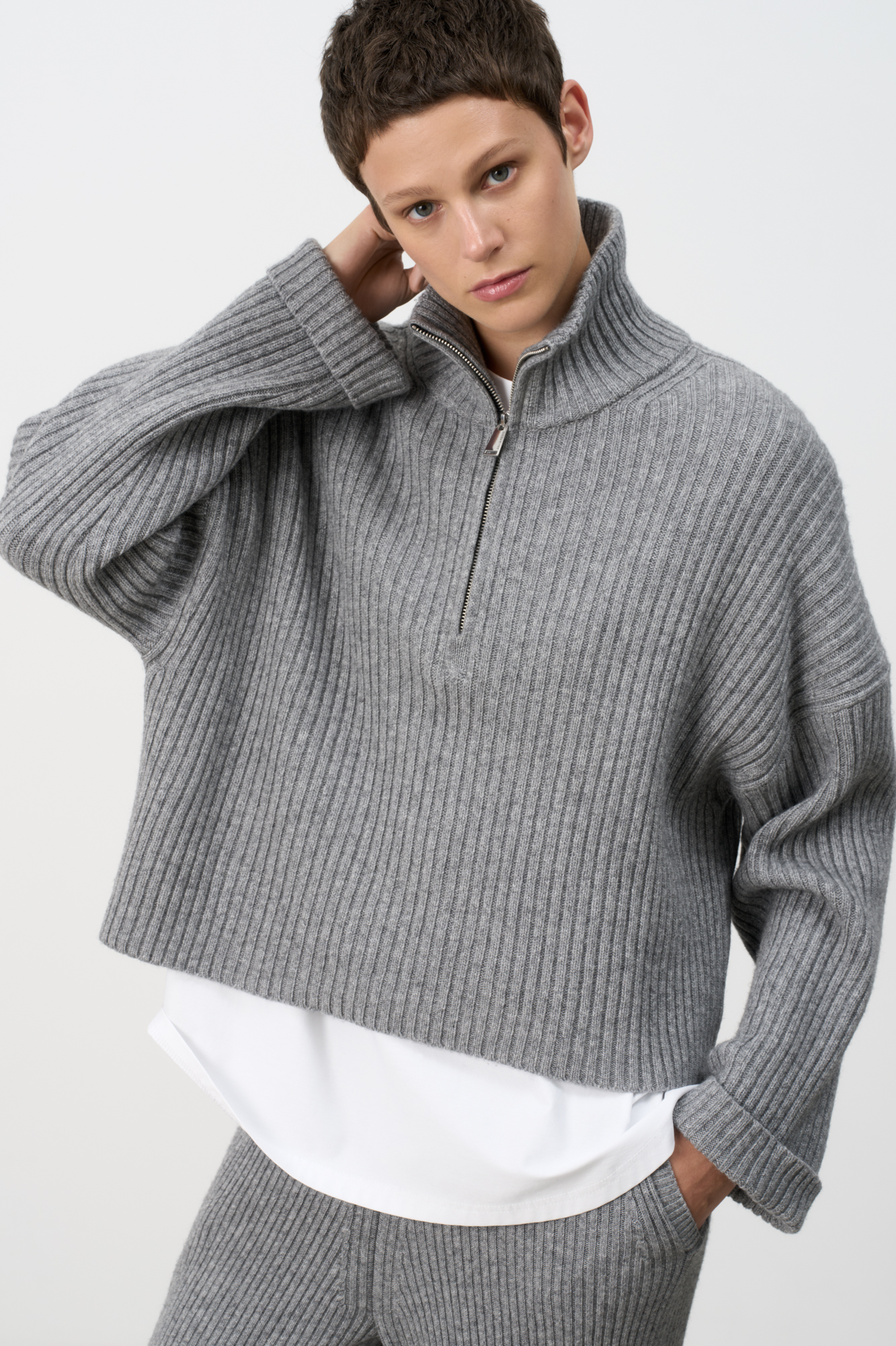 Джемпер из смесовой шерсти с добавлением кашемира. Модель свободного силуэта, со спущенной линией плеч, отворотами на манжетах и высоким воротником-стойкой с застежкой на молнию.