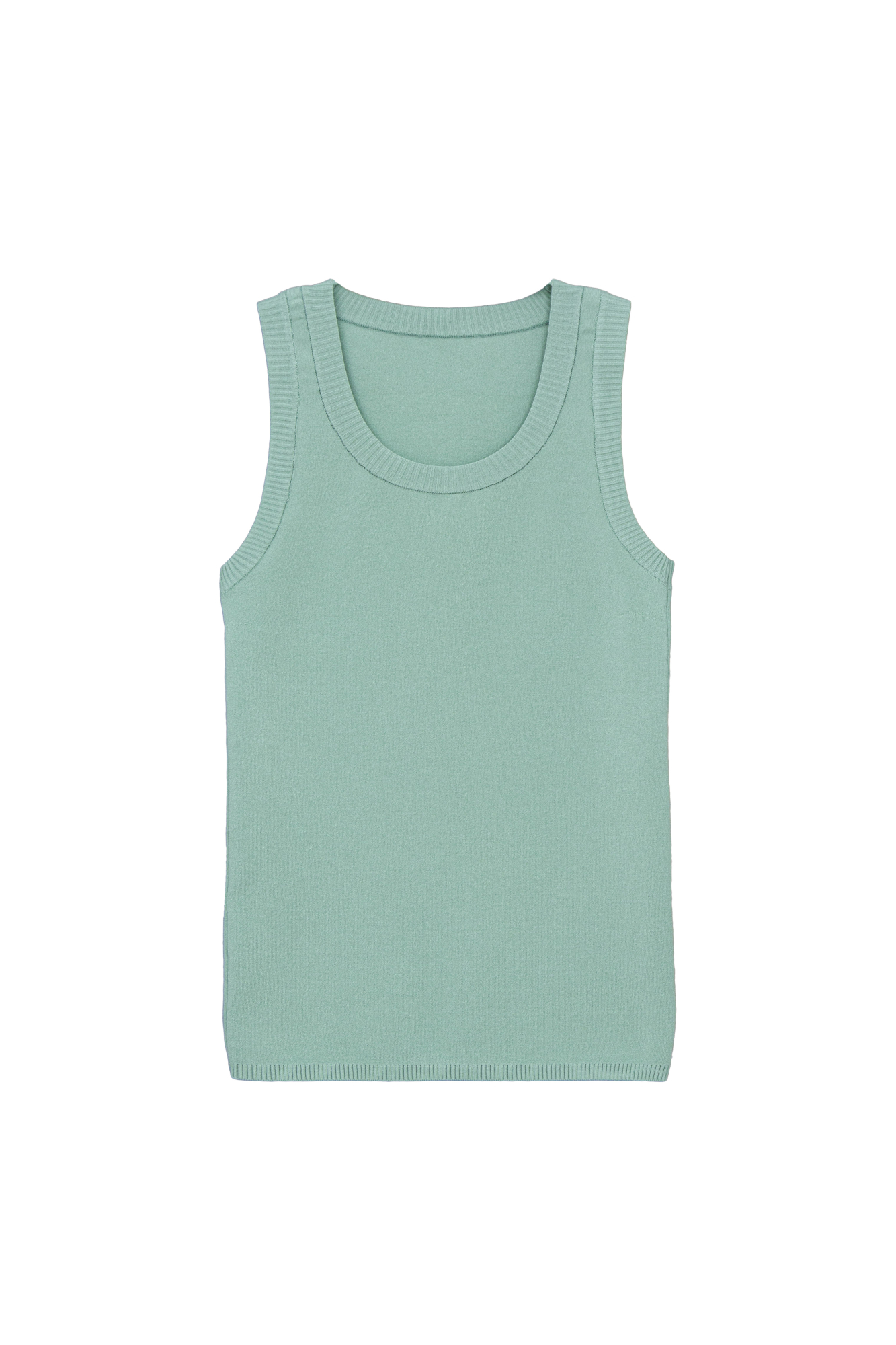 Удлиненная трикотажная майка из вискозы. Модель c круглым вырезом горловины, приталенным силуэтом, на широких бретельках, без рукавов. 