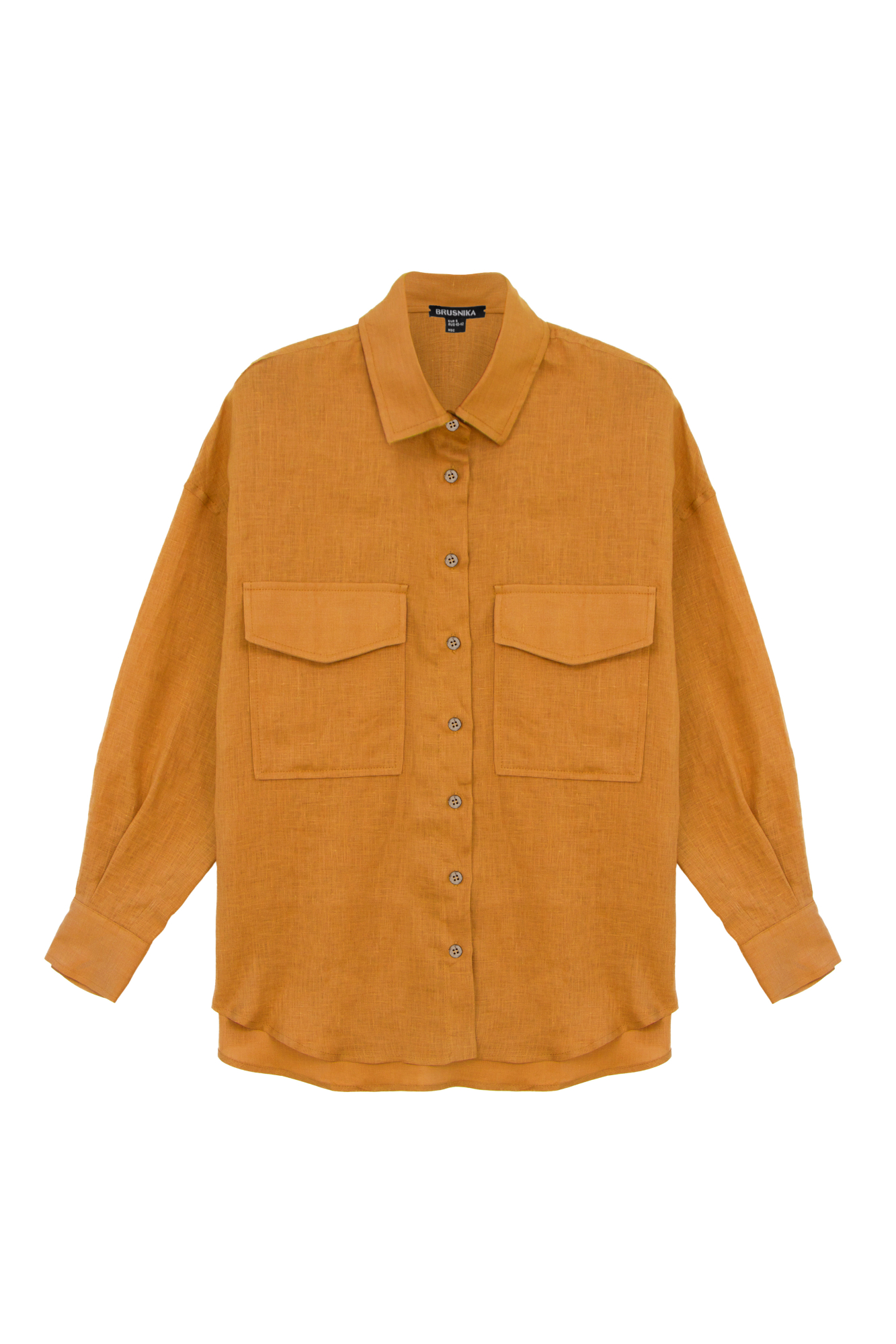 Льняная рубашка свободного кроя с накладными карманами на груди и удлиненной спинкой.