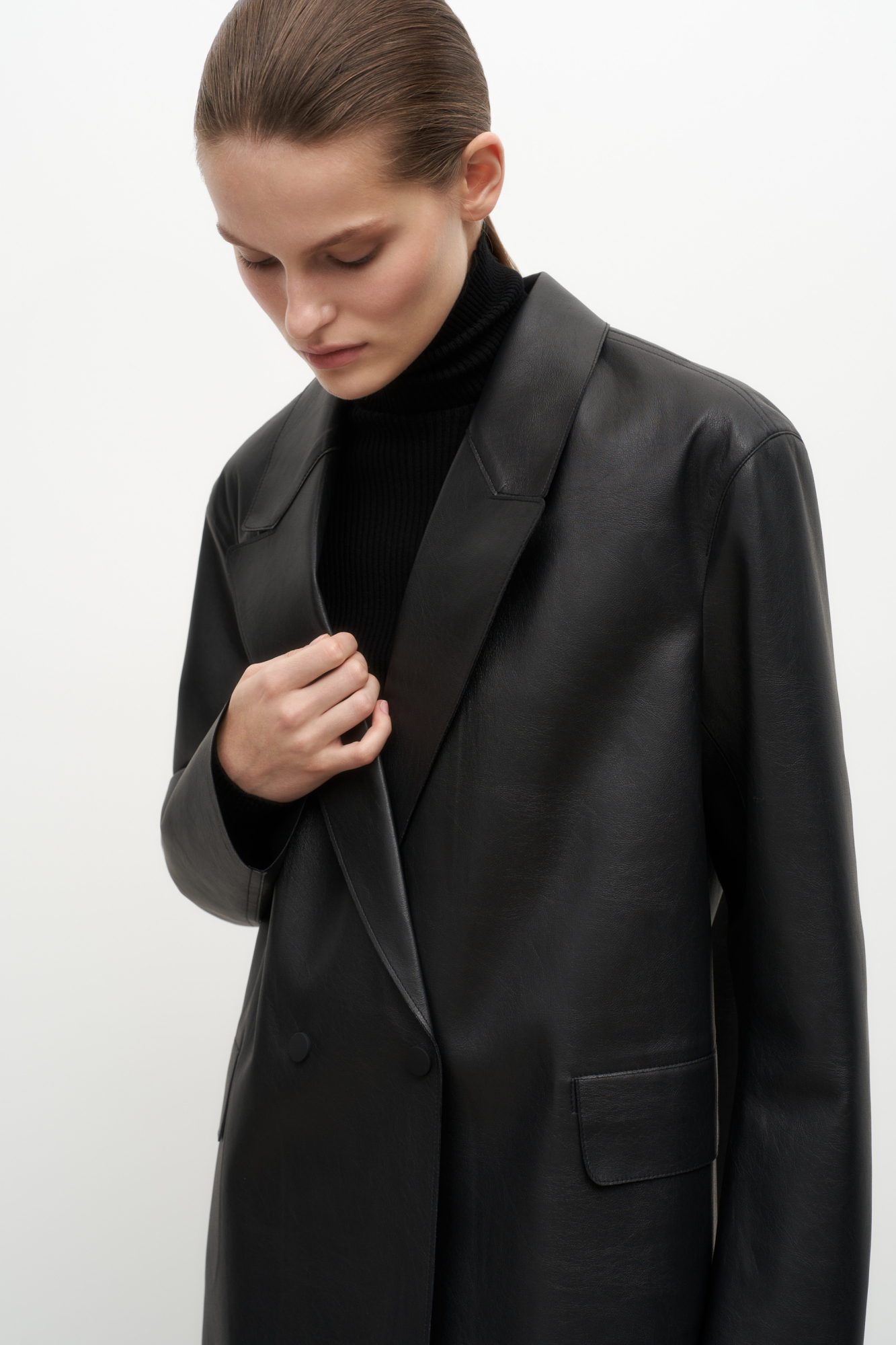 Классический жакет из двусторонней экокожи без подкладки. Английский воротник, накладные карманы. Застежка на кнопки.