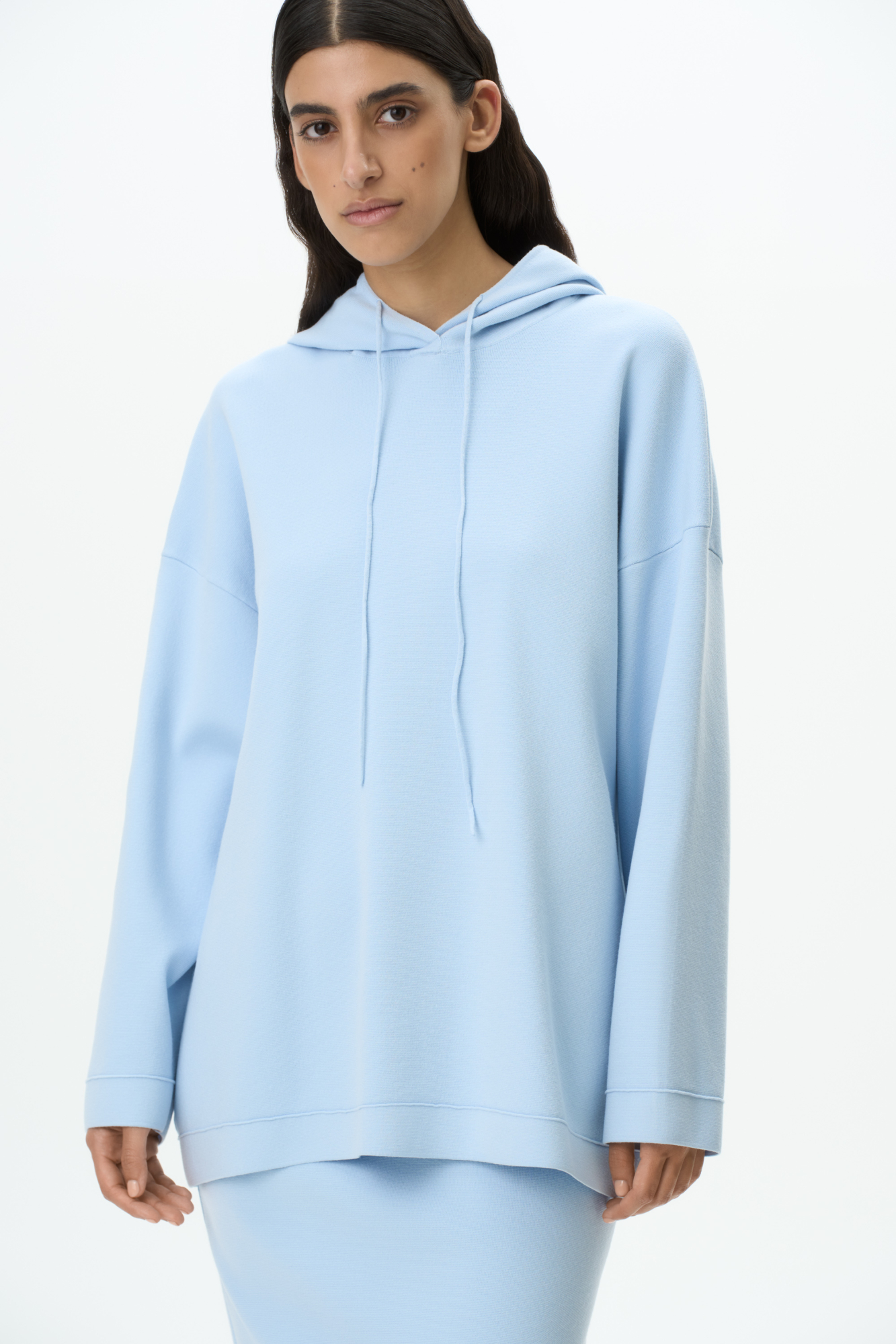 Трикотажное худи из мягкой вискозы. Модель свободного силуэта с капюшоном на кулиске и спущенной линией плеч.