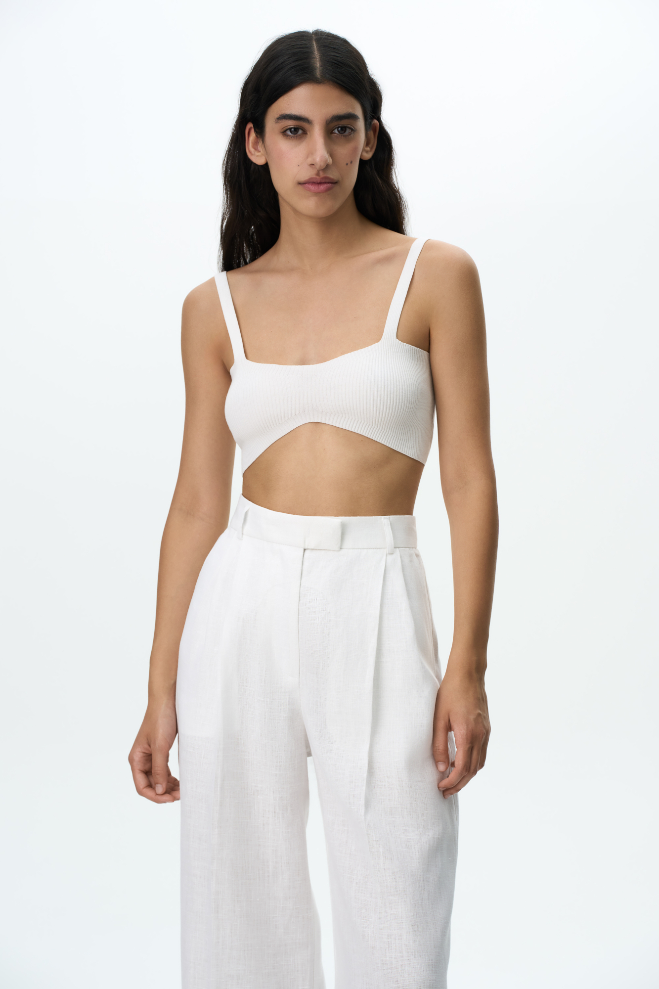 Трикотажный кроп-топ из вискозы. Модель на тонких бретелях. Изделие выполнено в рубчик.