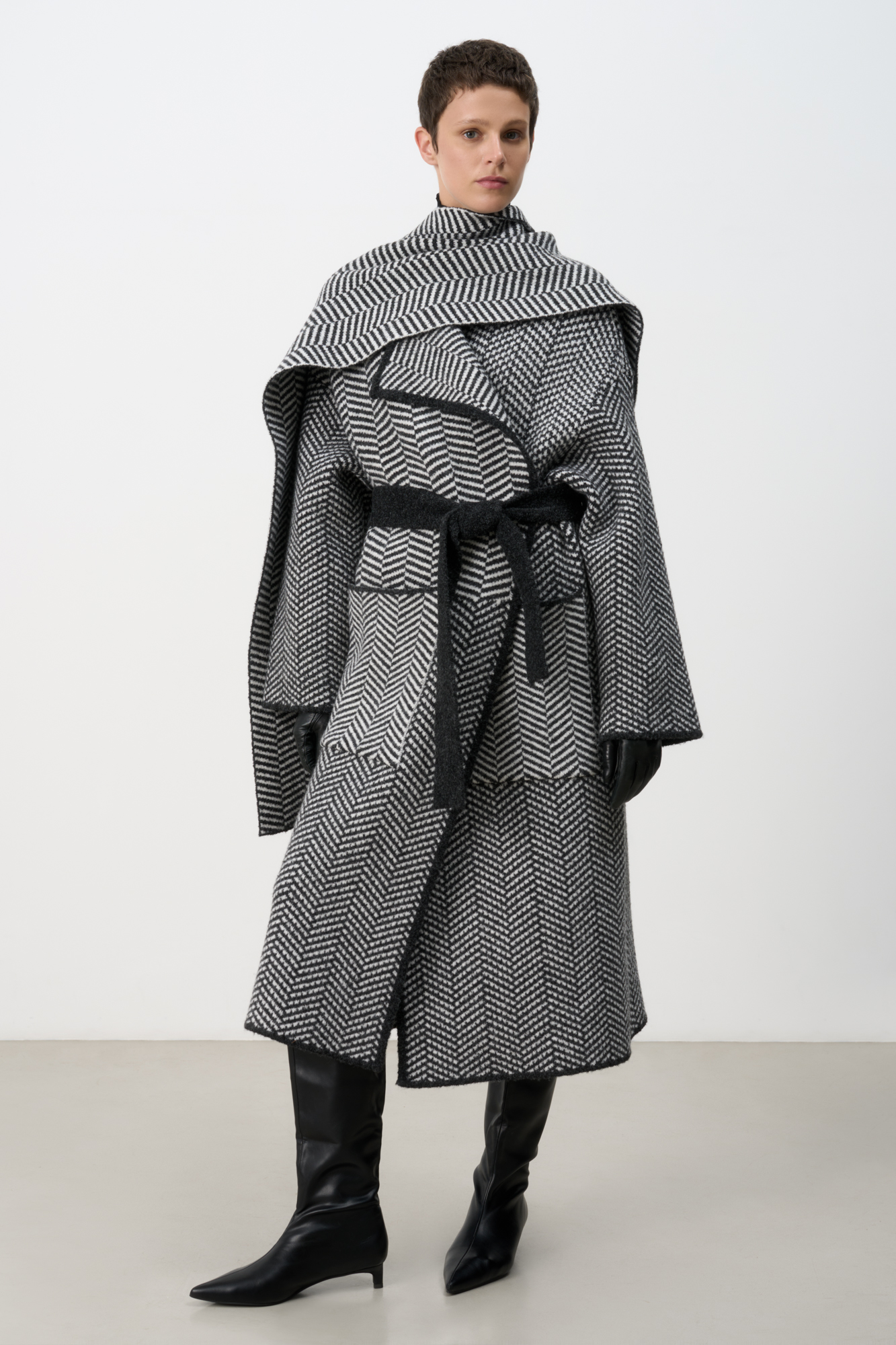 Oversize пальто на запах с поясом. Отложной воротник с прямоугольными лацканами, передние накладные карманы. Модель свободного силуэта, выполнена из валяной шерсти. В комплекте идет шарф длинной 170см и шириной 40см.