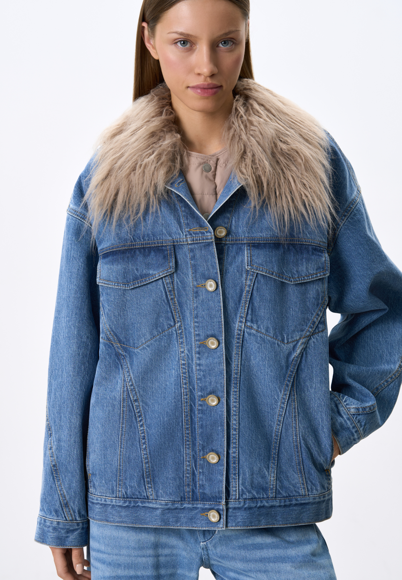 Джинсовая куртка со съемным меховым воротником. Отложной воротник. Длинные рукава с манжетами на кнопках. Нагрудные карманы с клапанами. Застежка на металлические кнопки. В комплекте идет жилет на синтепоне на магнитных кнопках, который позволит носить куртку в более прохладную погоду.