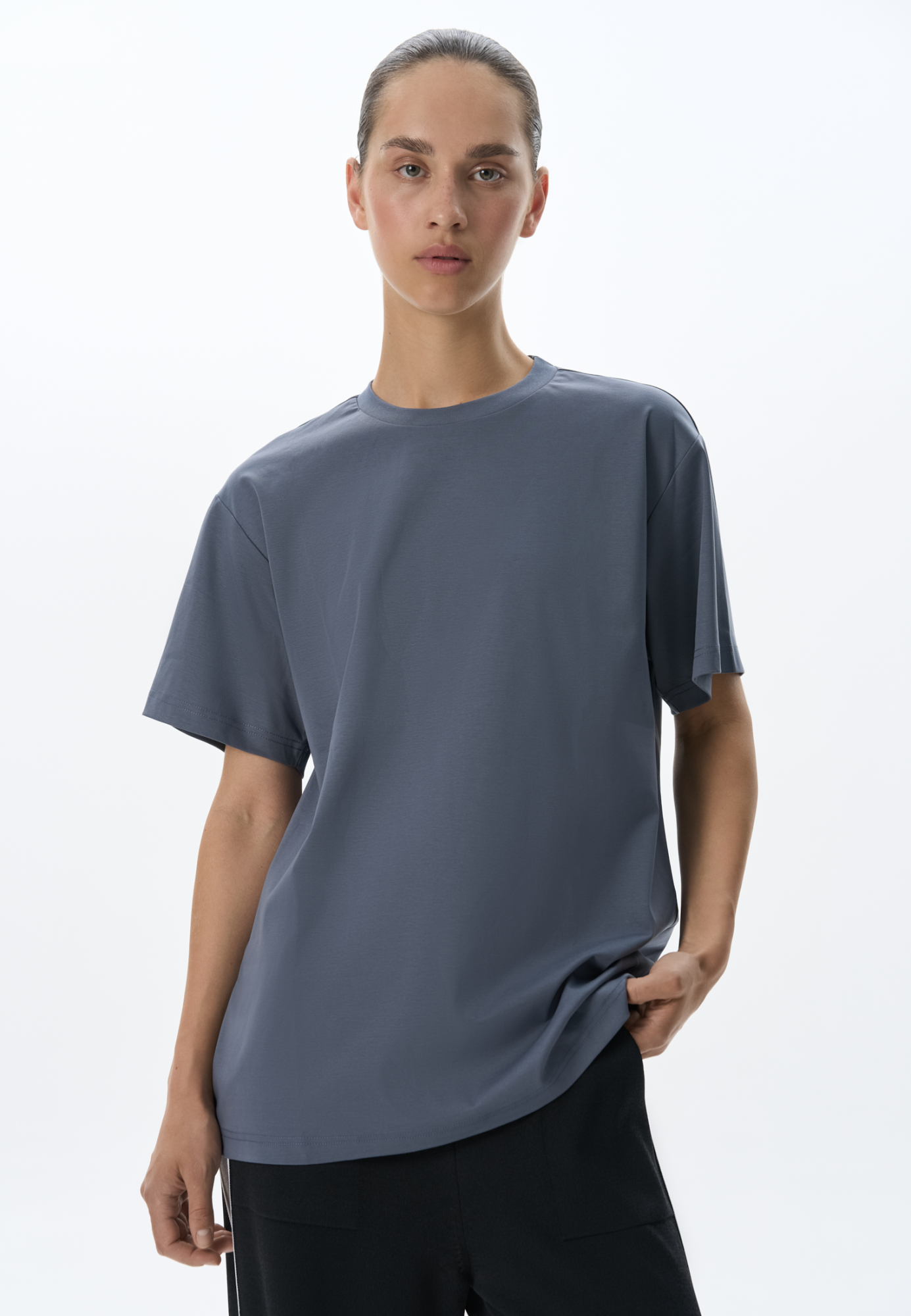 Футболка из 100% хлопка. Модель свободного силуэта, с круглым вырезом горловины и спущенной линией плеча.