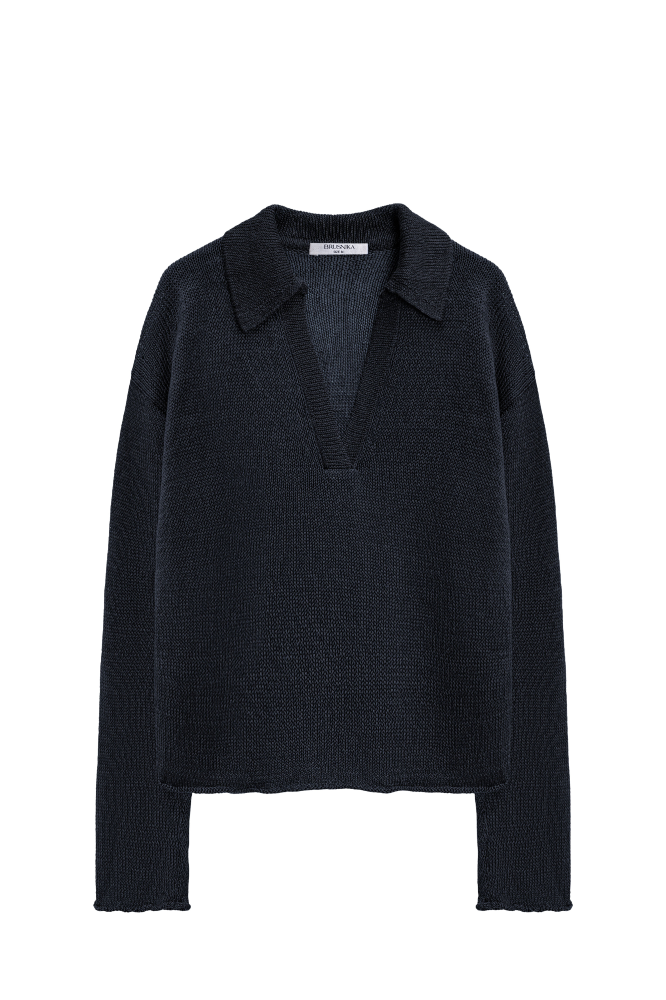 Трикотажный джемпер из 100% льна с воротником поло. Модель свободного силуэта, со спущенной линией плеча, длинными рукавами, V-образным вырезом горловины и валиками по нижнему краю изделия.